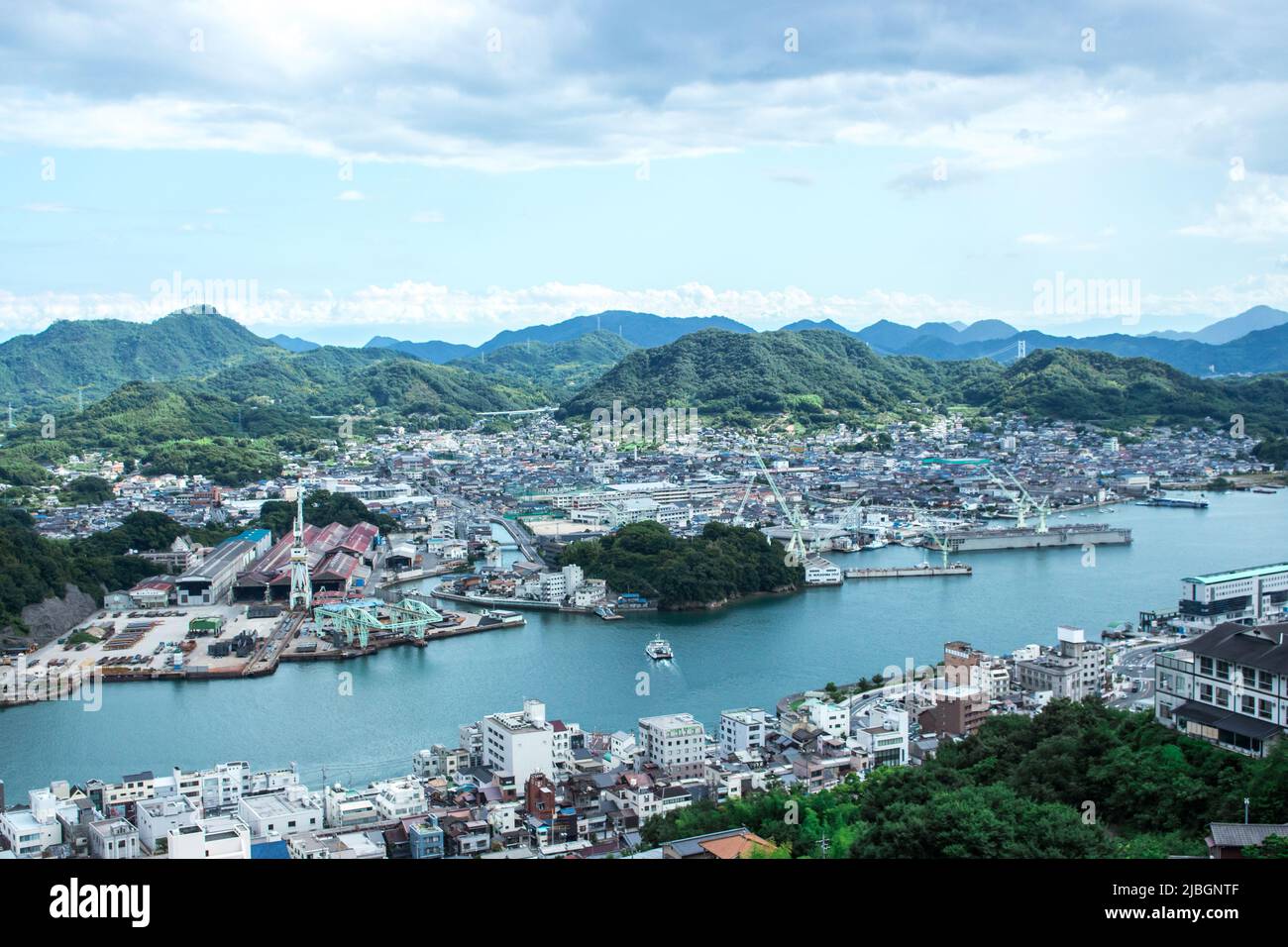 Stadtbild von Onomichi vom Hügel an bewölkten Tagen, Hiroshima, Japan. Stockfoto