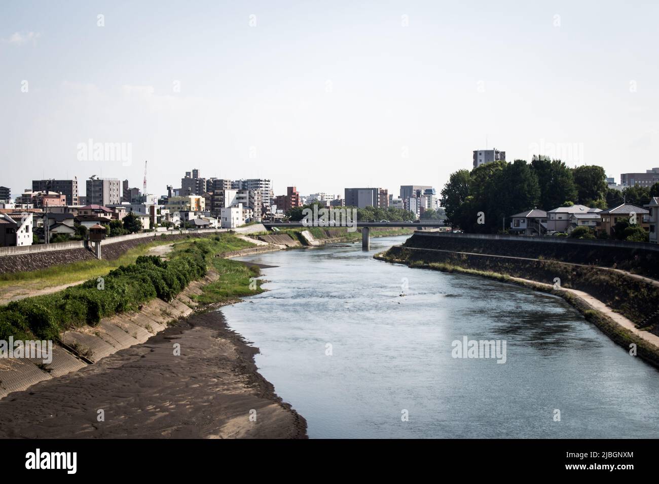 Stadtbild von Kokai und Shirakawa von der Kokai-Brücke, Kumamoto, Japan. Das Gebiet Kokai liegt im Herzen der Stadt Kumamoto. Stockfoto