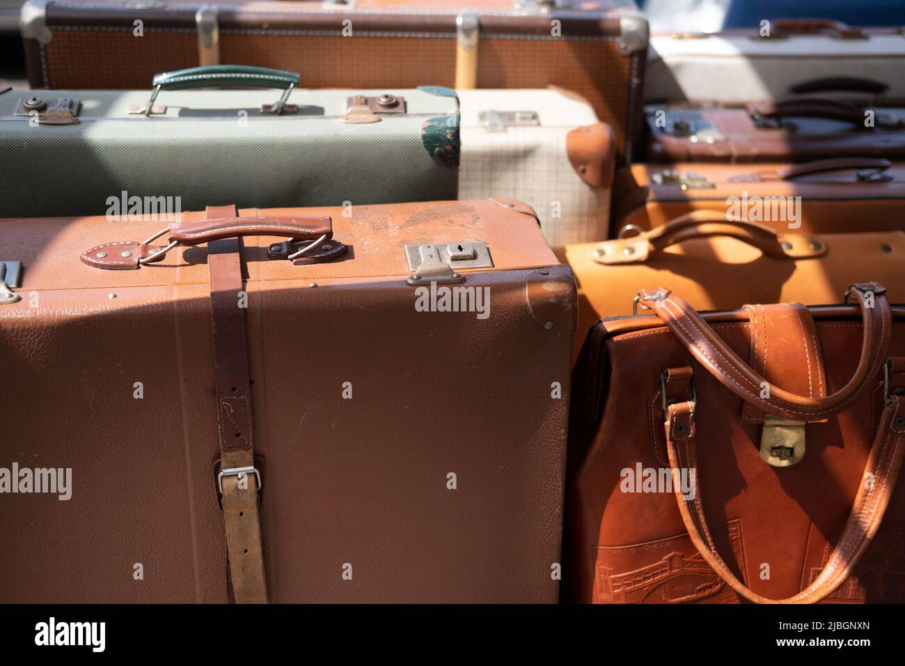 Alte Koffer in allen Formen und Größen zum Verkauf auf einem sonnigen Flohmarkt in Maastricht Stockfoto