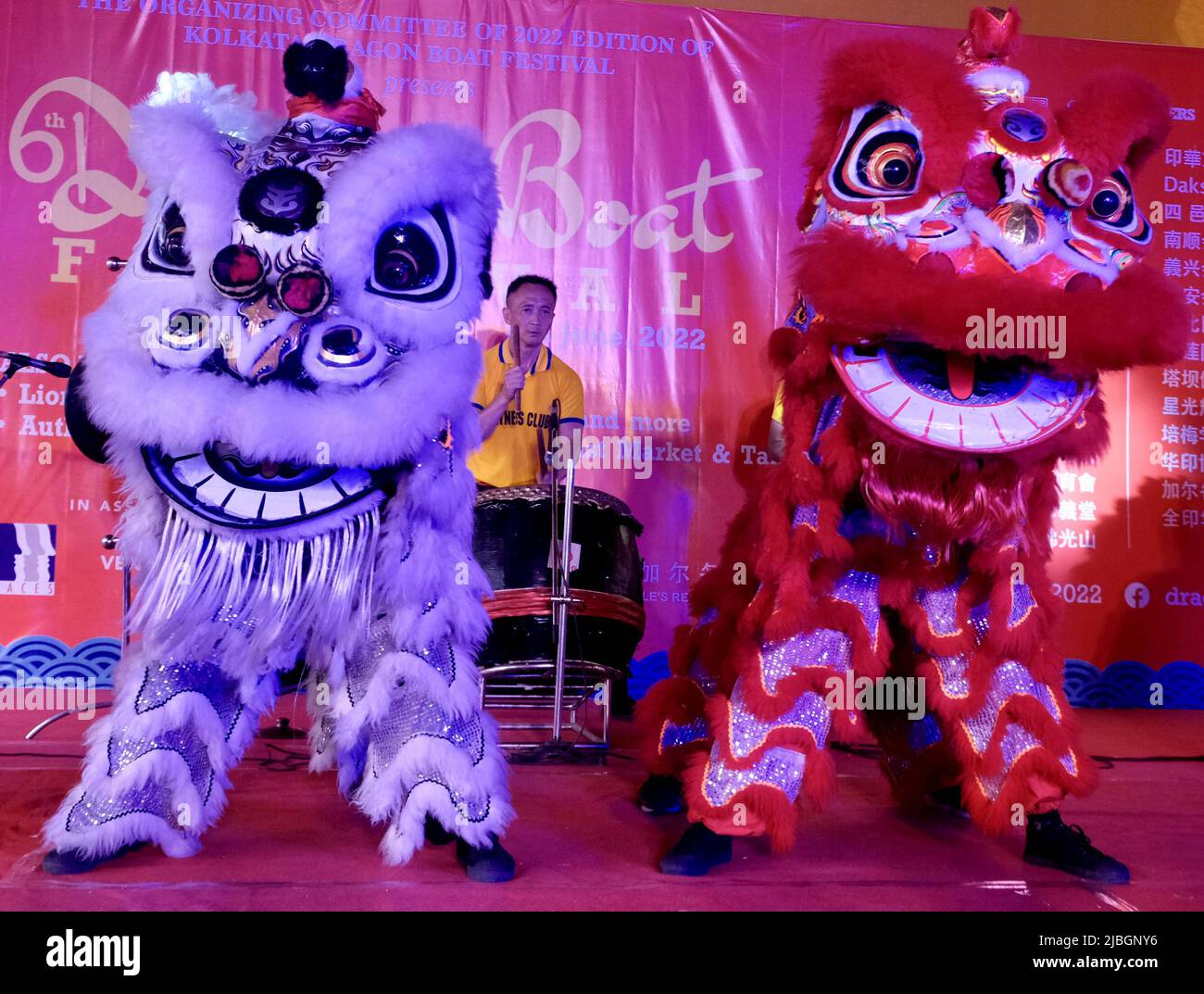 Kalkutta. 5.. Juni 2022. Am 5. Juni 2022 wird in Kalkutta, der Hauptstadt des westbengalen Staates Indiens, ein Löwentanz während eines Drachenbootfestivals aufgeführt. In Kalkutta wurde vom chinesischen Generalkonsulat in Kalkutta und verschiedenen lokalen chinesischen Gemeindeorganisationen ein Drachenbootfest veranstaltet. Quelle: Str/Xinhua/Alamy Live News Stockfoto