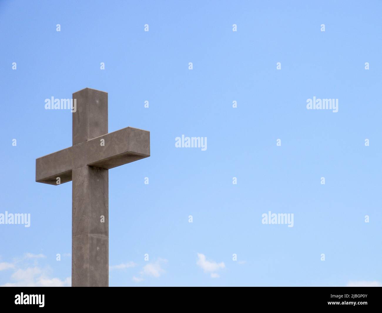 Isoliertes Kreuzbild mit blauem Himmel. Stockfoto