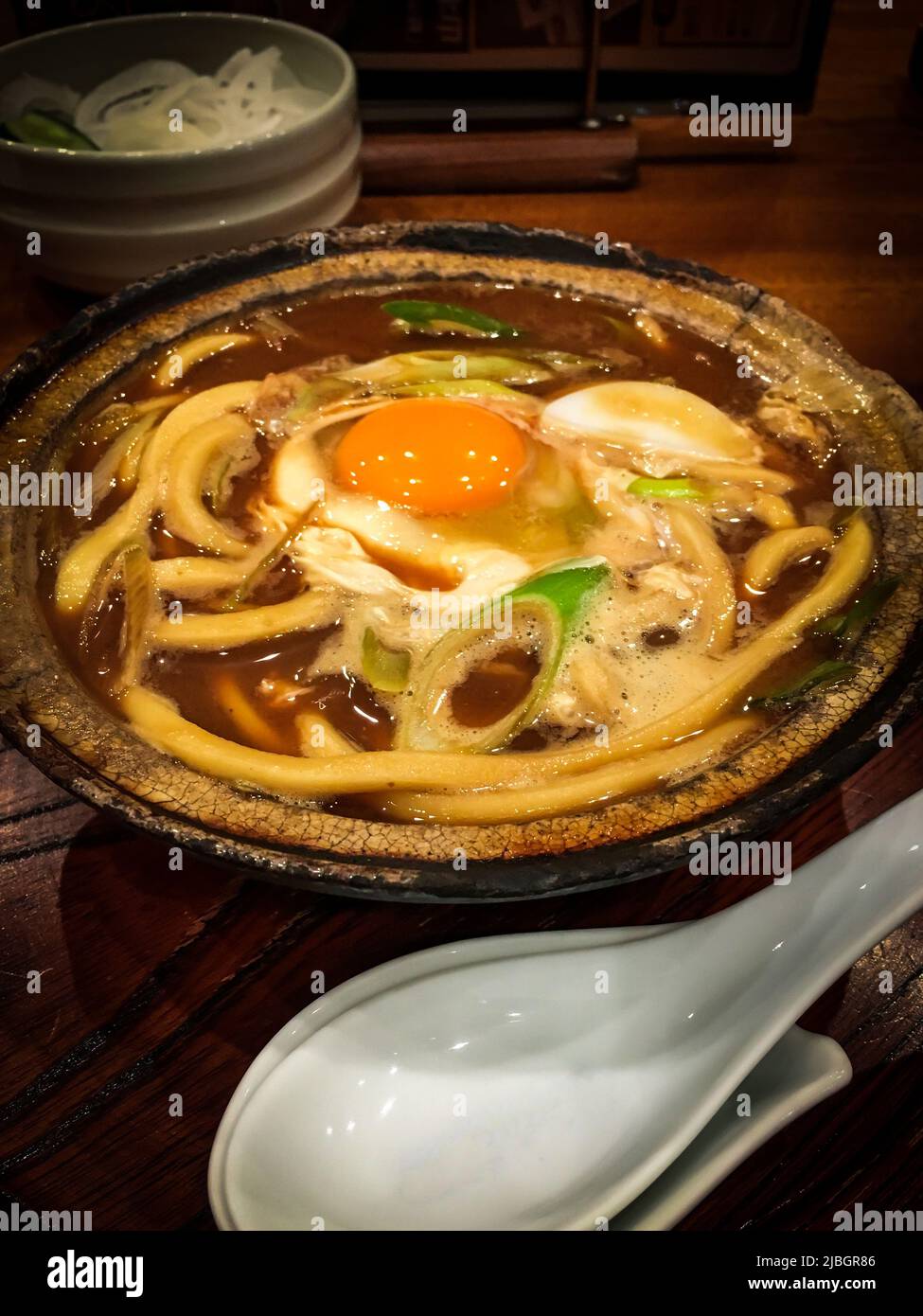 Miso nikomi udon, ein lokales Gericht aus Nagoya, in einem irdenen Topf. Die Suppe aus roter Miso-Suppe Stockfoto