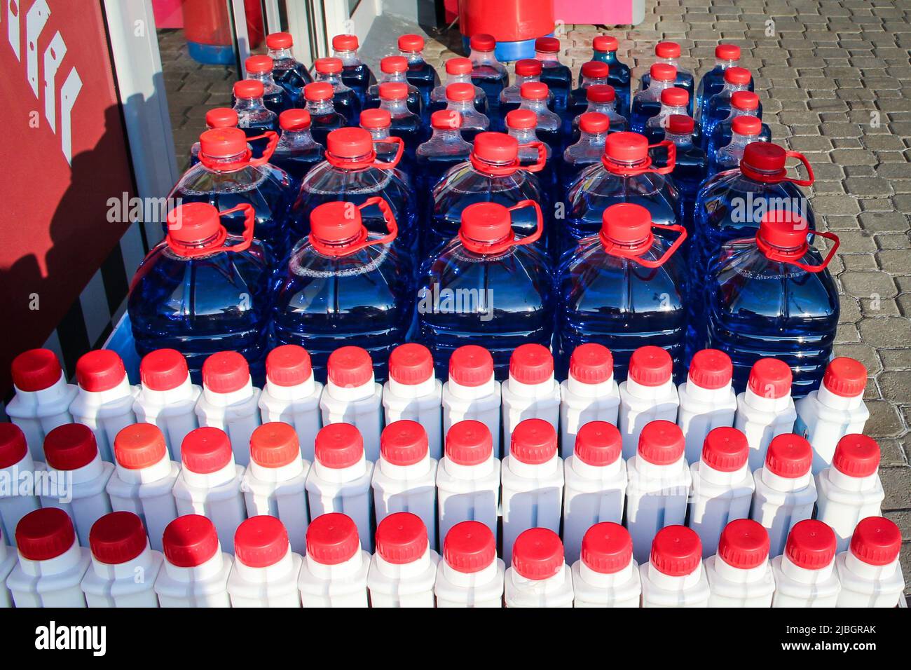 Chemische Produkte für die Autoreinigung werden außerhalb der Tankstelle, in Leskovac, Serbien, verkauft. Stockfoto