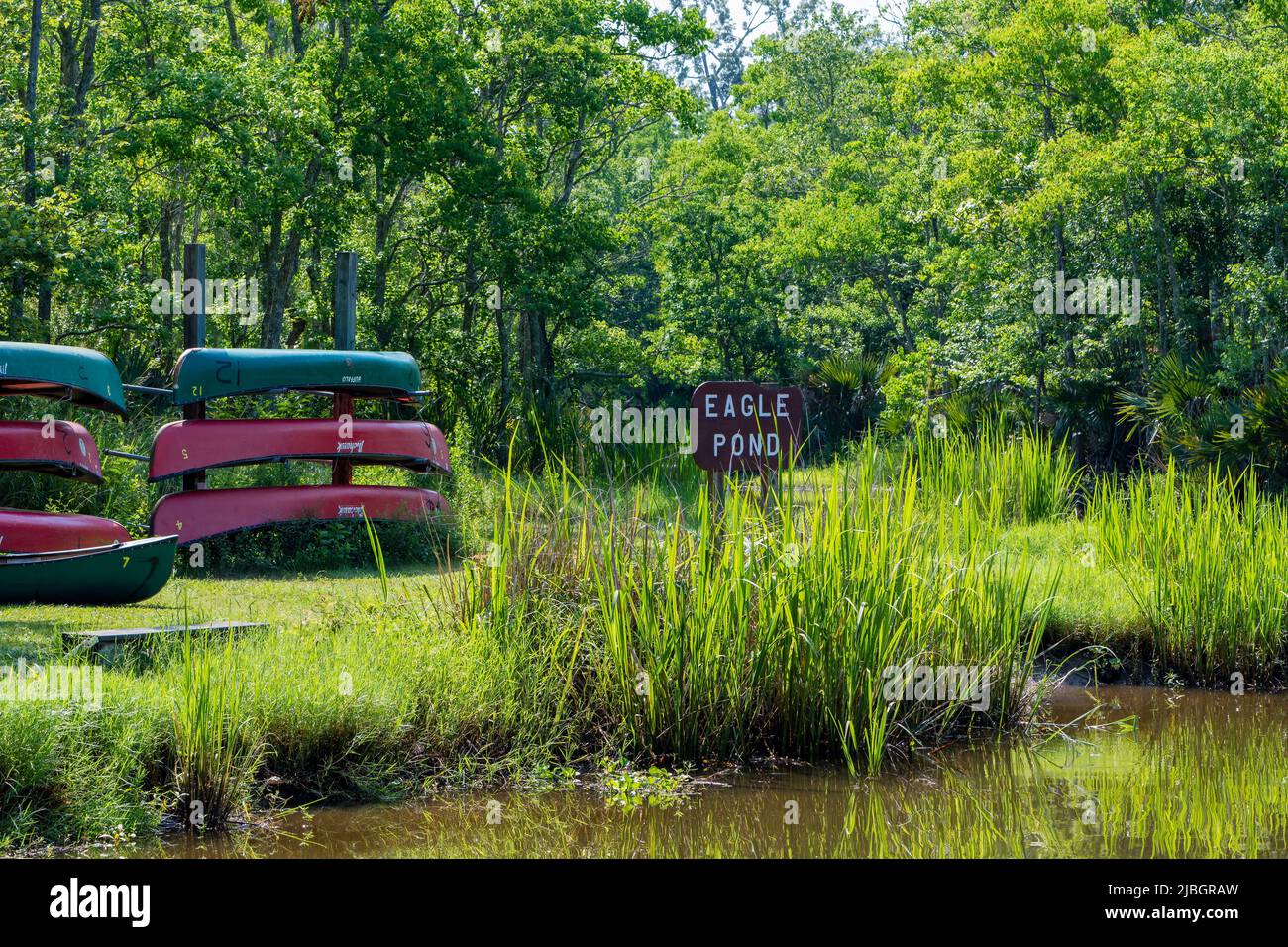 PALMETTO ISLAND, LA, USA - 4. JUNI 2022: Eagle Pond-Schild und Kanus-Verleih im Palmetto Island State Park Stockfoto