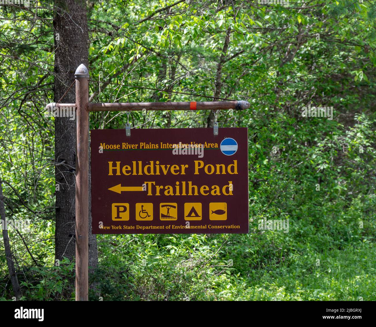 Schild für den Trailhead Trail zum Helldiver Pond in den Moose River Plains in den Adirondack Mountains, NY USA Stockfoto