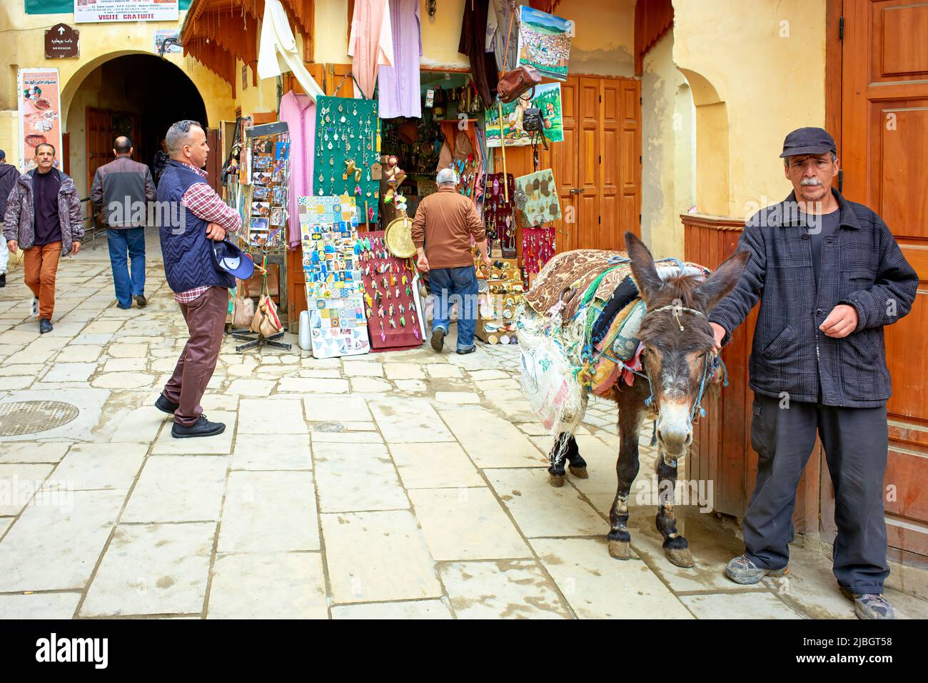 Marokko Fez. Ein Mann mit seinem Esel in der Medina Stockfoto