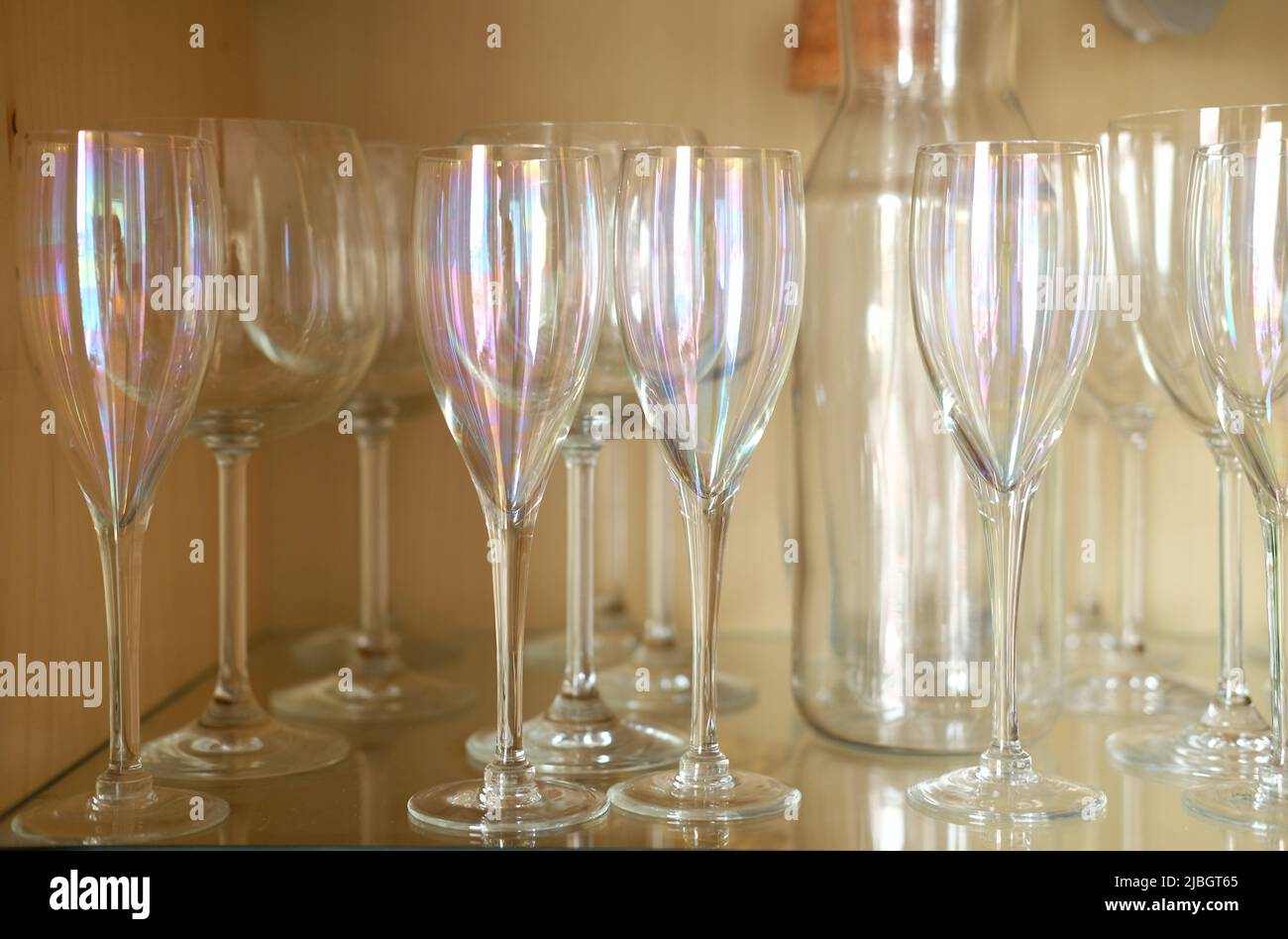 Klassische Champagner-Gläser mit Weinanbeer im Regal in der Kommode Stockfoto