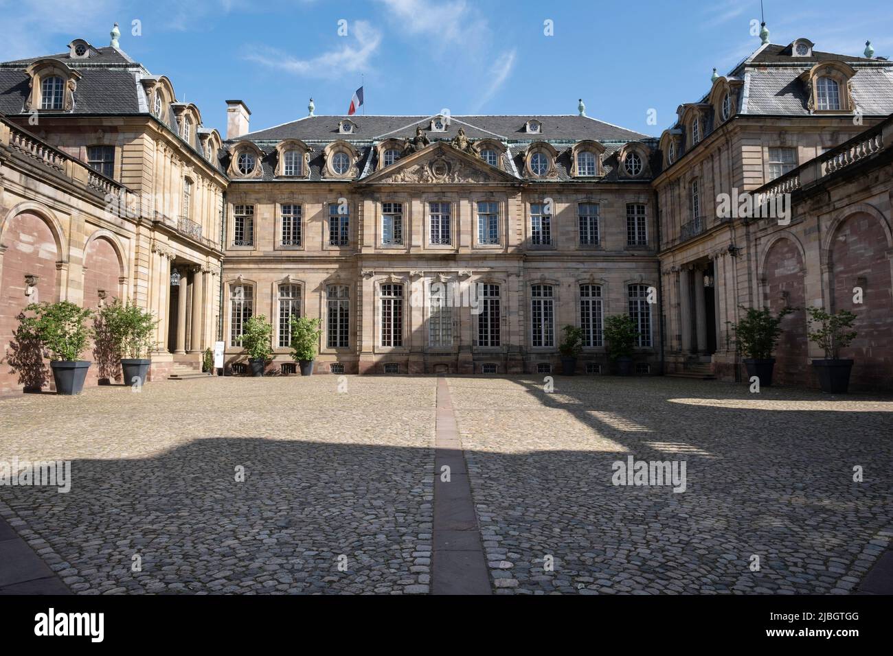 Innenhof des Palais Rohan an der Ill in Straßburg. Es ist die ehemalige Residenz der Fürstbischöfe und Kardinäle des Hauses Rohan Stockfoto