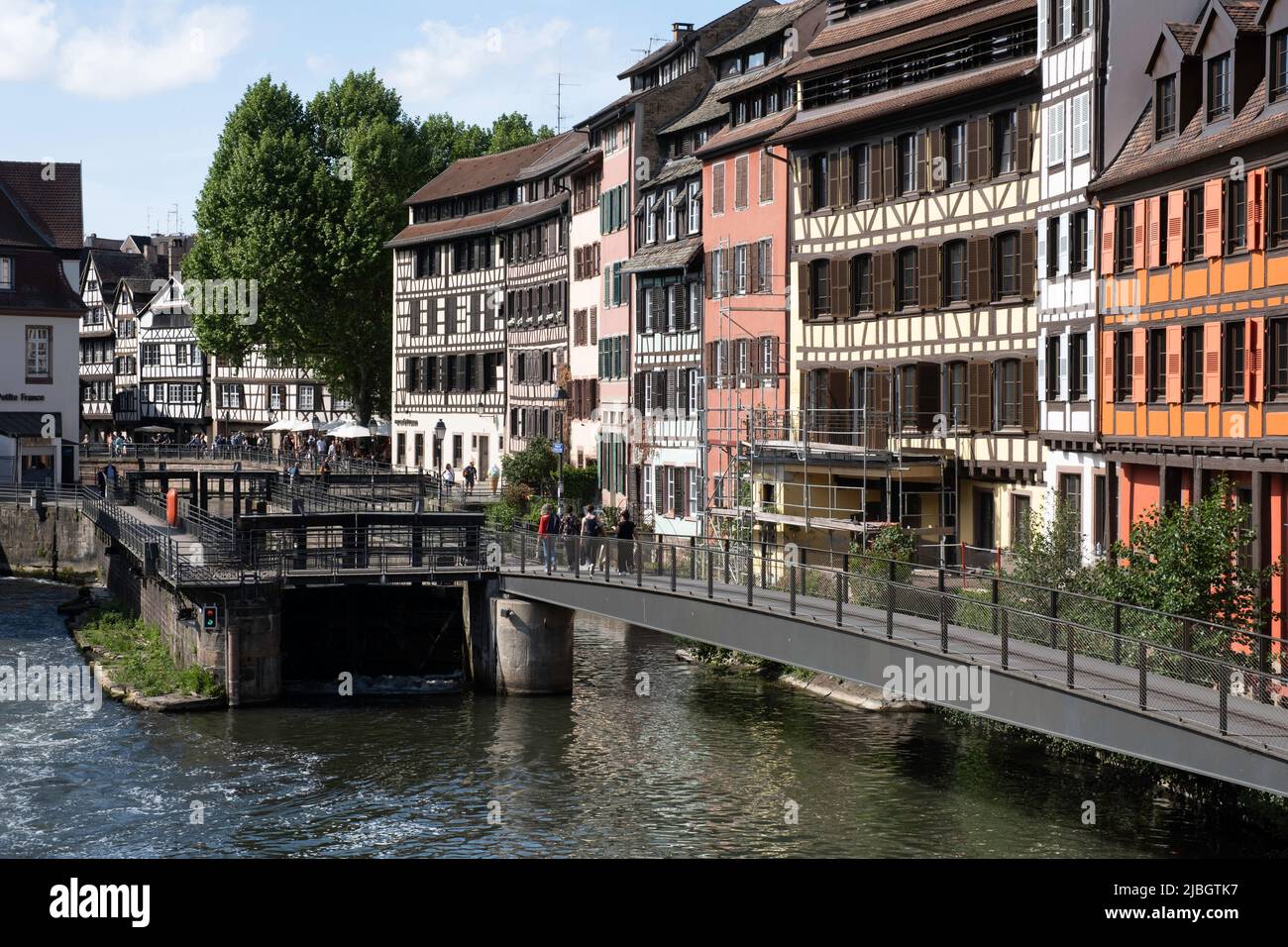 Eingang zur Schleuse im Kanal des Flusses ILL in der Altstadt (dem Viertel Little france) von Straßburg, Elsass, Frankreich Stockfoto