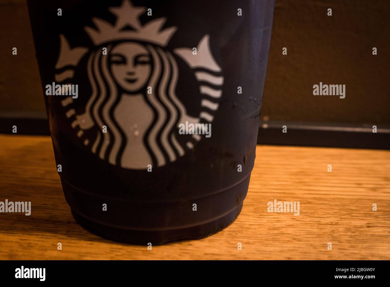 Eiskaffee von Starbucks. Starbucks Co. Ist ein US-amerikanischer Kaffeekonzern. Der erste Starbucks Standort außerhalb Nordamerikas wurde 1996 in Tokio, Japan, eröffnet. Stockfoto