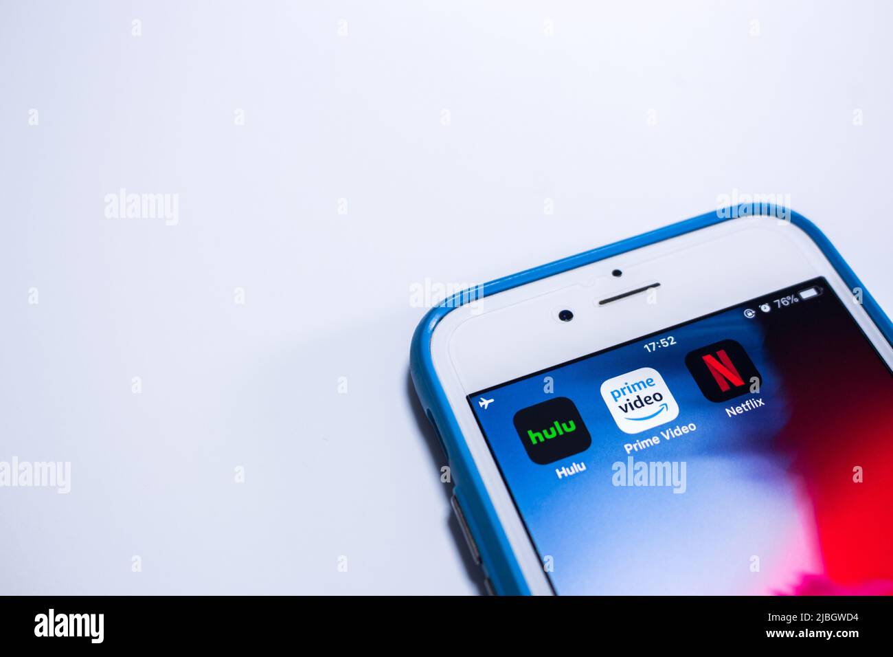 Kumamoto, Japan - Nov 29 2019 : Apps von Hulu, Prime Video & Netflix, drei großen Giganten in der Video-Streaming-Service-Industrie, auf einem iPhone-Bildschirm. Stockfoto