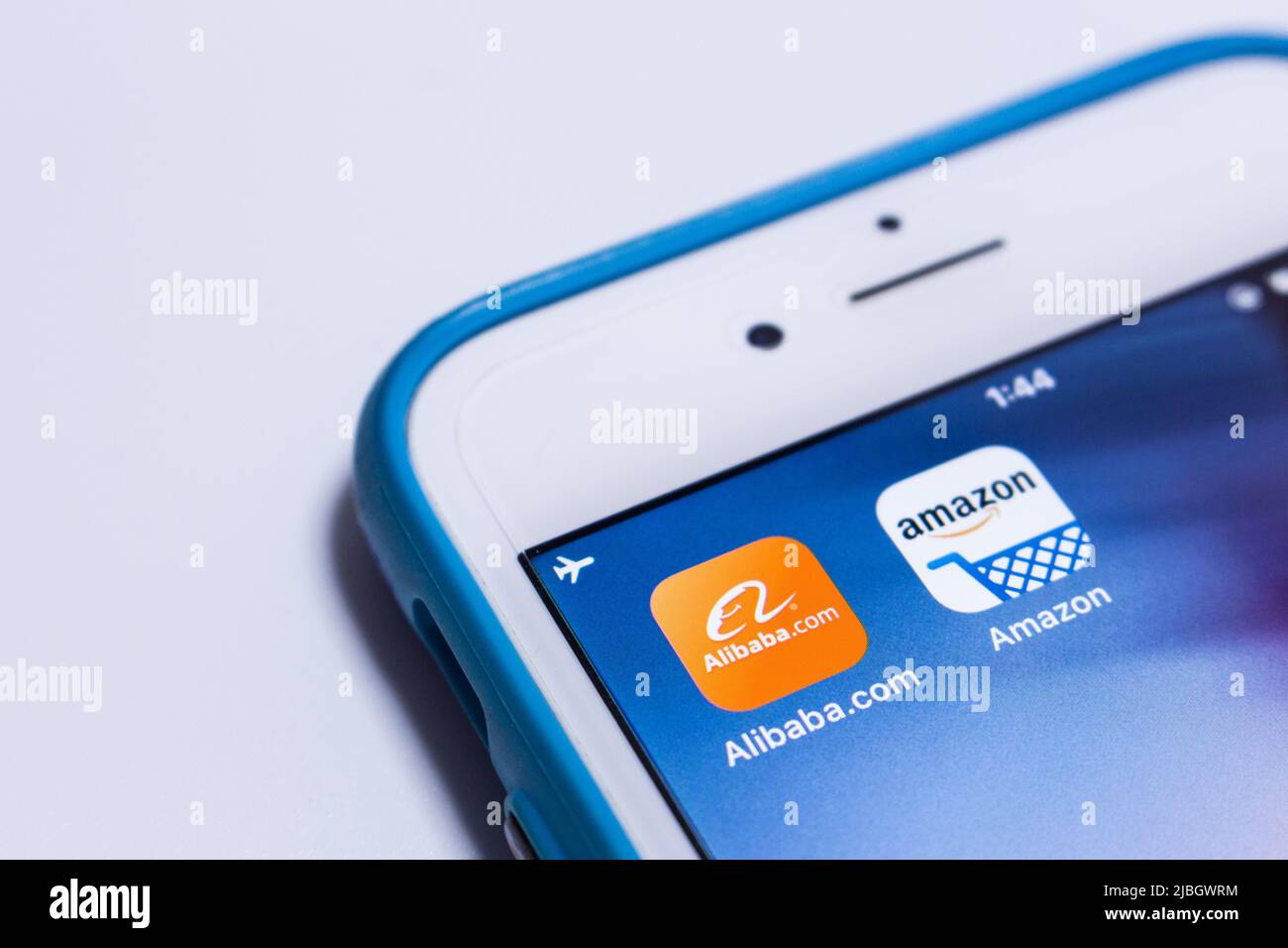 Amazon & Alibaba, 2 große Tech-Giganten, auf einem iPhone. Alibaba ist eine auf E-Commerce und IT-Technologie spezialisierte, multinationale chinesische Holding-Gesellschaft. Stockfoto
