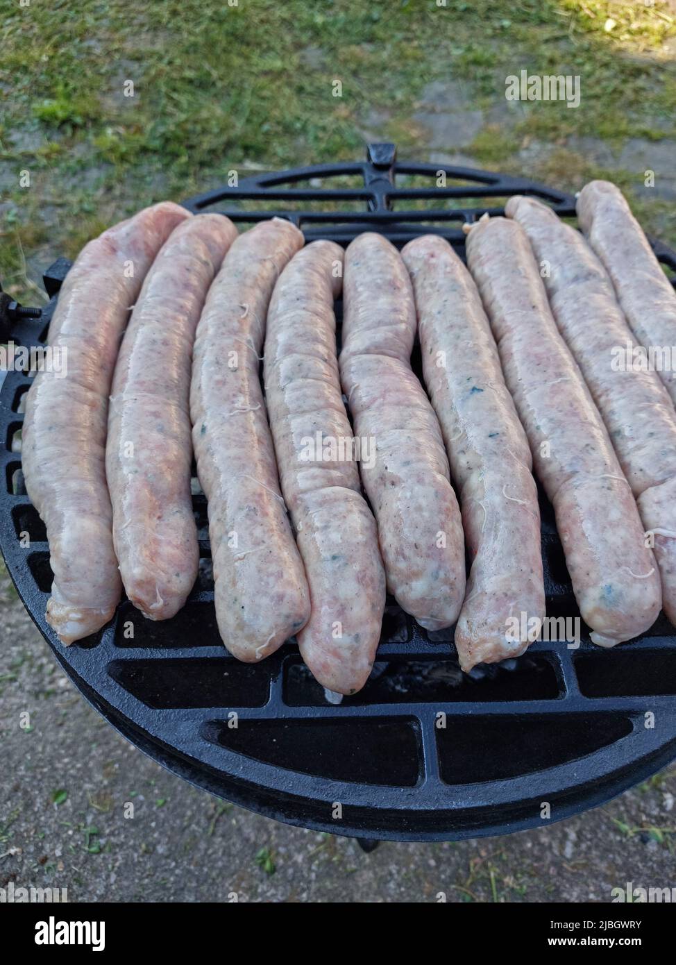 thüringer Wurst auf einem Holzkohlegrill Stockfoto