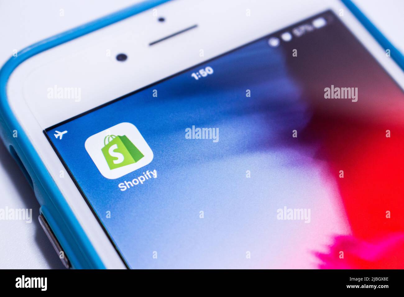 Shopify App auf einem iPhone. Shopify Inc. Ist ein kanadisches multinationales E-Commerce-Unternehmen (für Online-Shops und POS-Systeme für den Einzelhandel) Stockfoto