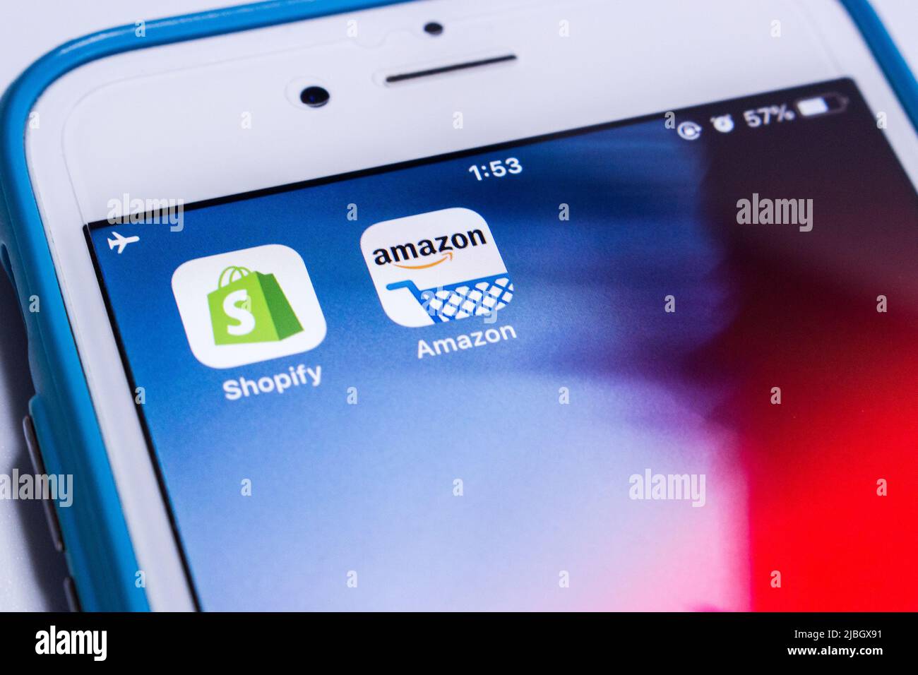 Kumamoto, Japan - Dez 13 2019: Zwei E-Commerce-Giganten Shopify & Amazon auf einem iPhone. Stockfoto