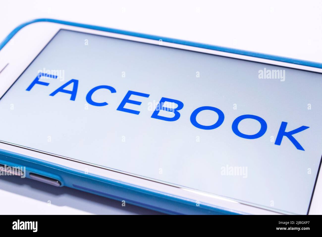 Neues Facebook-Logo auf dem iPhone. Es wurde Ende 2019 angekündigt. Entwickelt, um sich von anderen Marken abzuheben (Instagram, WhatsApp und mehr) Stockfoto