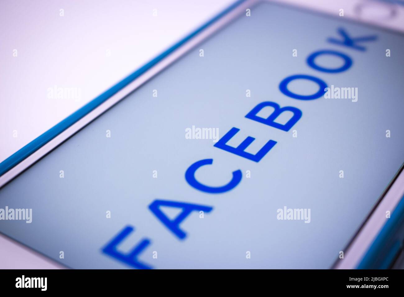 Neues Facebook-Logo auf dem iPhone. Es wurde Ende 2019 angekündigt. Entwickelt, um sich von anderen Marken abzuheben (Instagram, WhatsApp und mehr) Stockfoto