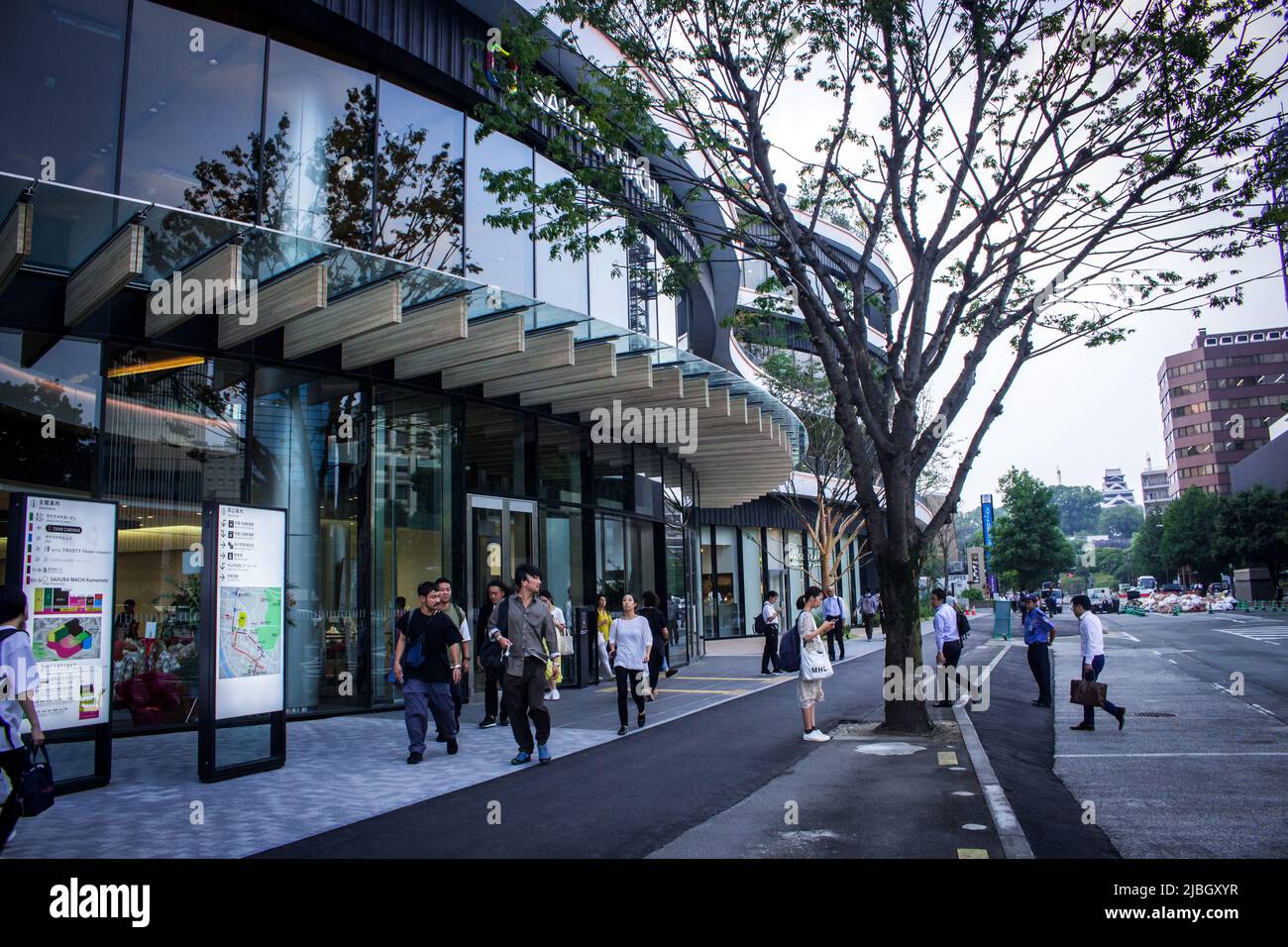 Menschen & Eingang des Kumamoto Sakuramachi Bus Terminals am Vortag wieder geöffnet. Nach der Schließung des alten Busterminals im Jahr 2015 wird es am 14. September 2019 wieder eröffnet Stockfoto