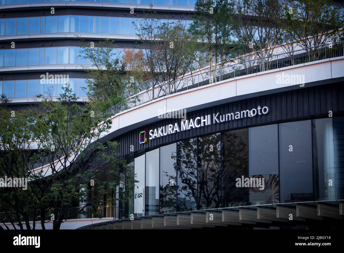 Kumamoto, Japan - 13. September 2019: Logo des Busbahnsterminals Kumamoto Sakuramachi. Nach der Schließung des alten Busterminals im Jahr 2015 wird es am 14. September 2019 wieder eröffnet Stockfoto