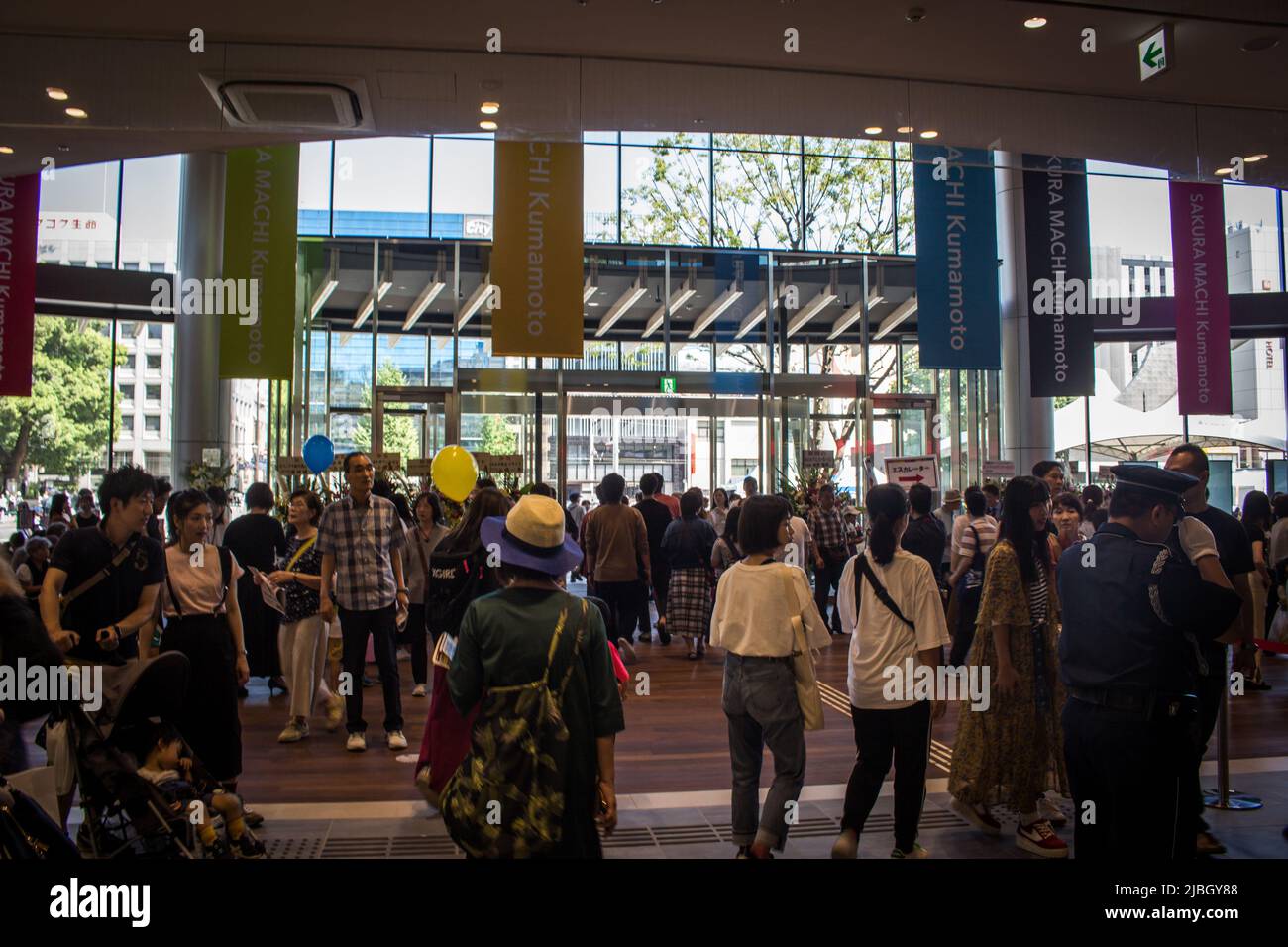 Kumamoto, Japan - 14. Sep. 2019 : Kumamoto Sakuramachi Busbahnhof am Eröffnungstermin. Die Einheimischen und Touristen stürmten in dieses neue Gebäude. Stockfoto