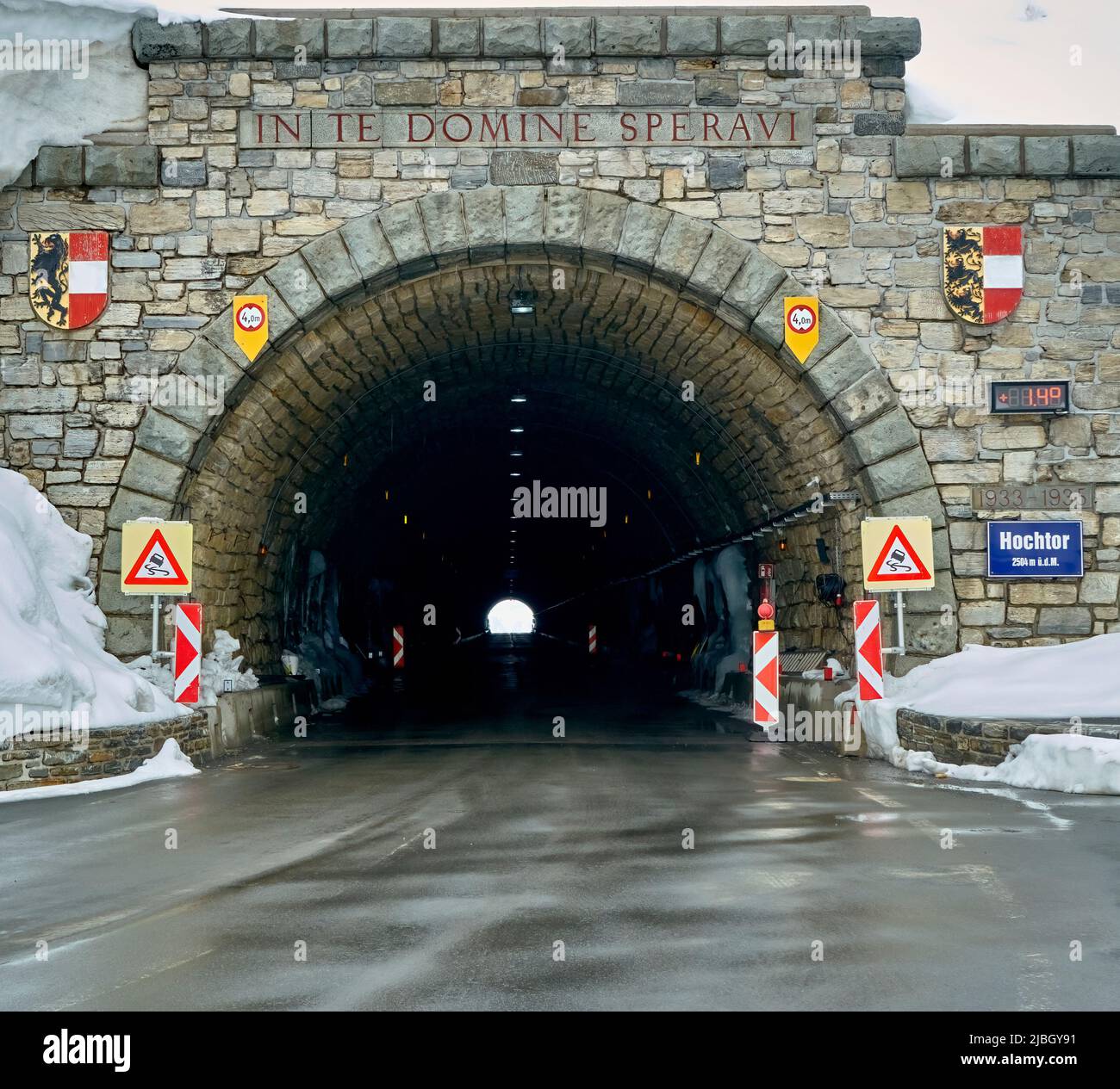 Heiligenblut, Österreich, 8. Mai 2022: Blick durch den Hochtor-Tunnel auf der Hochalpenstraße bei Großglockner in Österreich Stockfoto