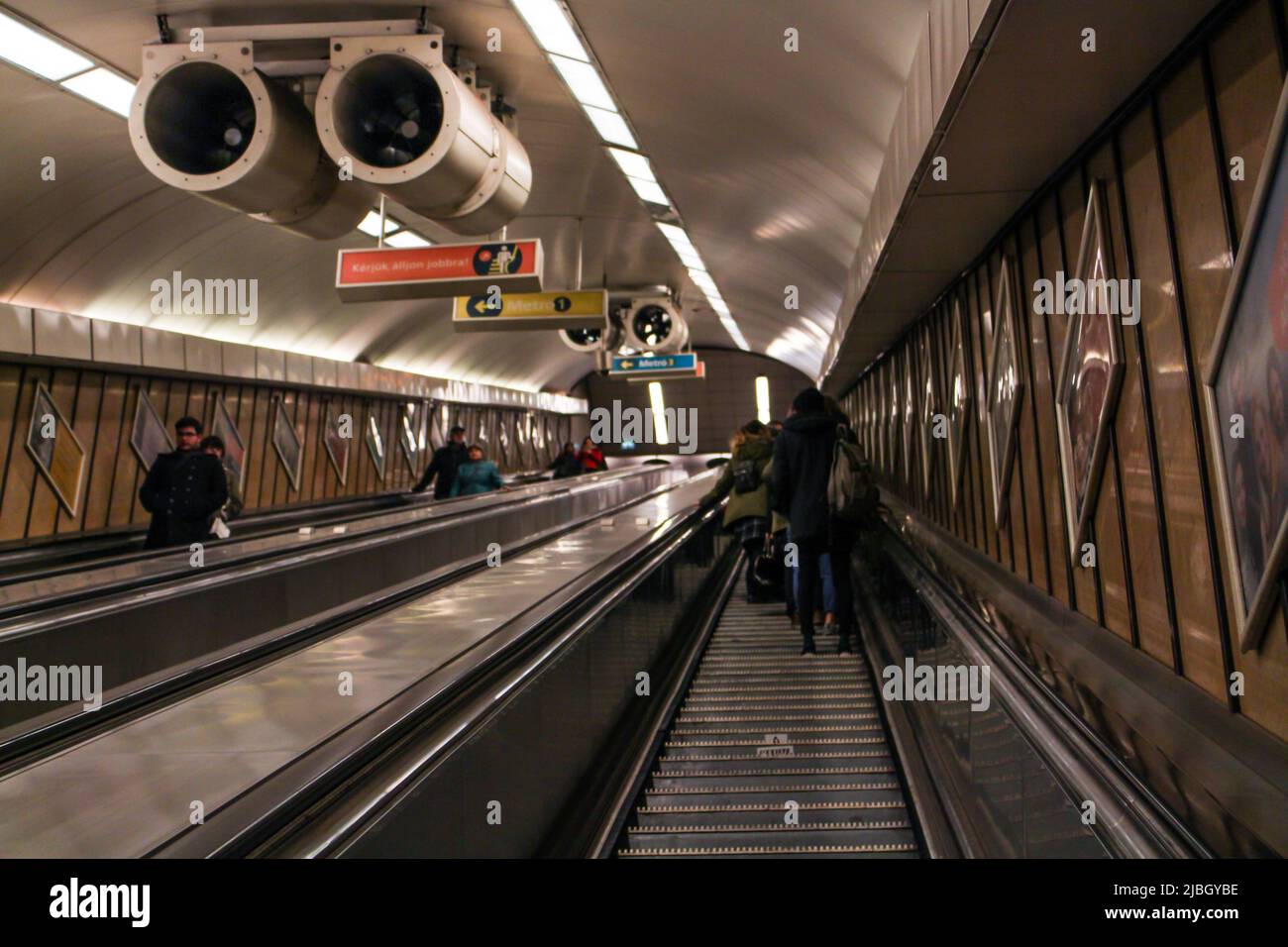 Budapest, Ungarn - 8. Feb 2017: Bild von Menschen, die auf einer Rolltreppe in der U-Bahn in Budapest, Ungarn, stehen. Stockfoto