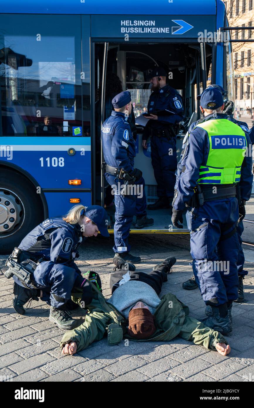 Protestler, der in Elokapina verhaftet oder in der finnischen Ylikulutuskapina-Demonstration vom Aussterben in Mannerheimintie, Helsinki, Finnland, aufstand Stockfoto