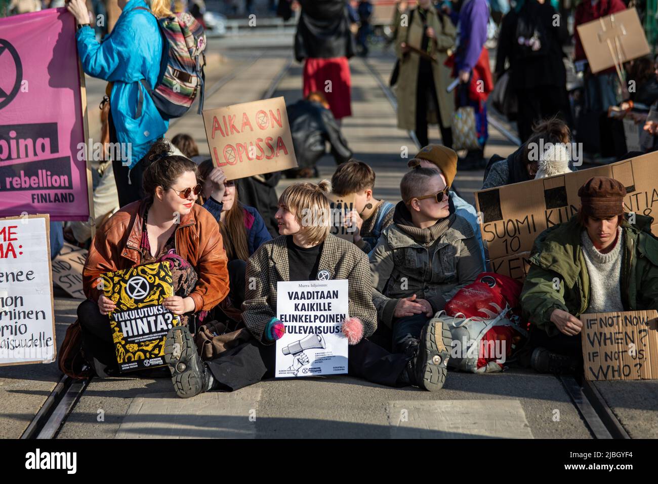 Klimademonstranten blockieren Mannerheimintie bei der Ylikapina-Demonstration von Elokapina oder die Aussterbungsrebellion Finnland in Helsinki, Finnland Stockfoto