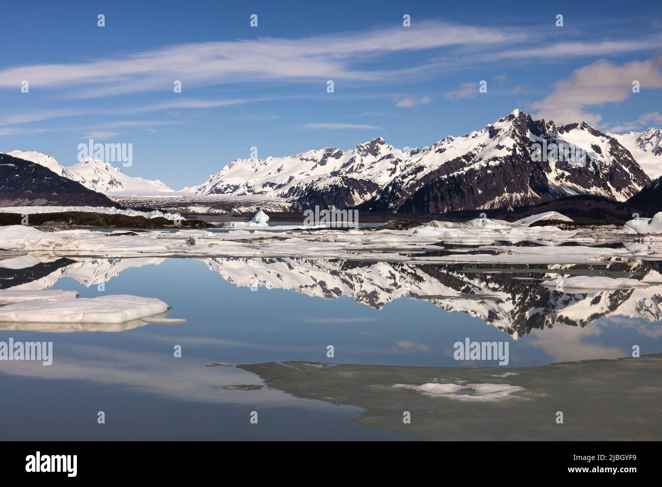 Bergreflexionen und Eisberge im Sheridan Lake am Endpunkt des Sheridan Glacier in Südzentralalaska. Stockfoto