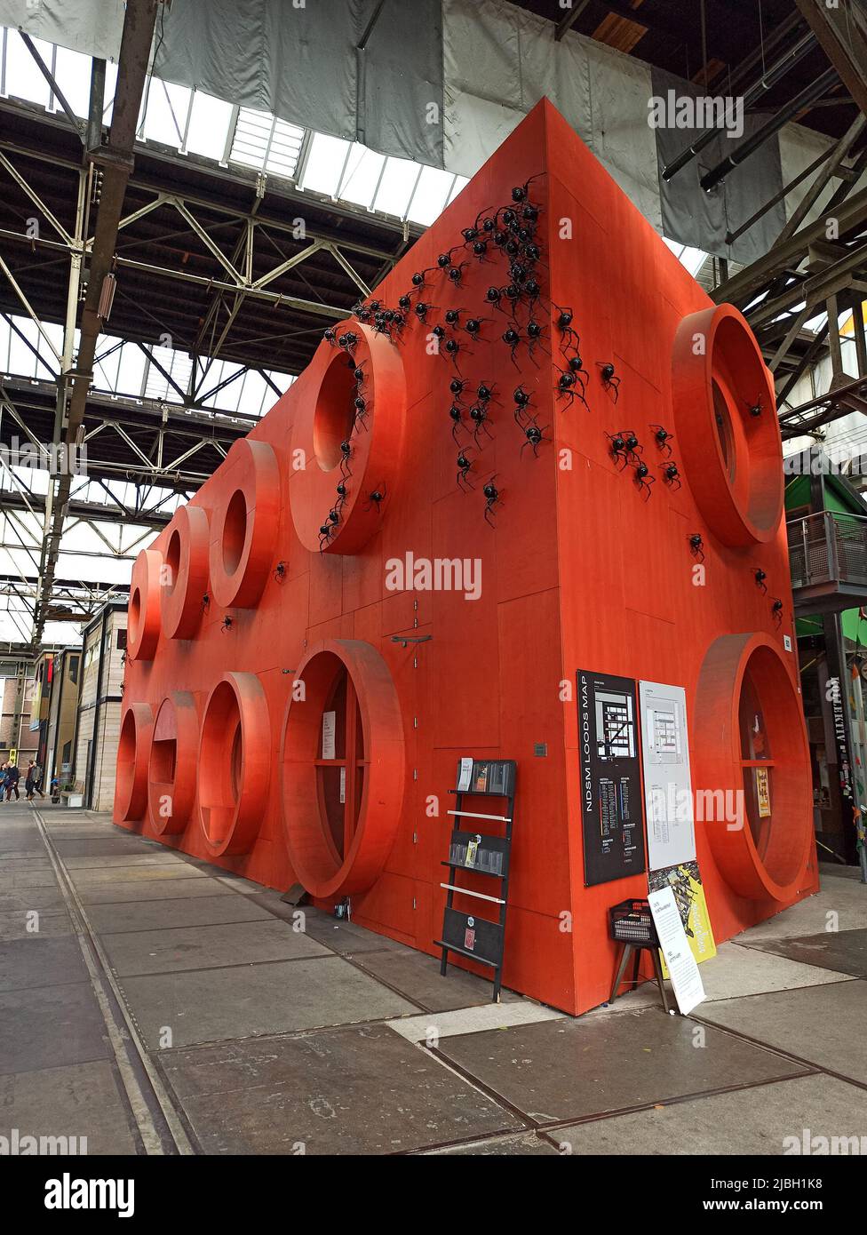 Amsterdam, Niederlande - 1. Mai 2022: Detail aus dem NDSM Kulturzentrum in Amsterdam, Niederlande. Diese ehemalige Werft existierte bis 1984 und Stockfoto