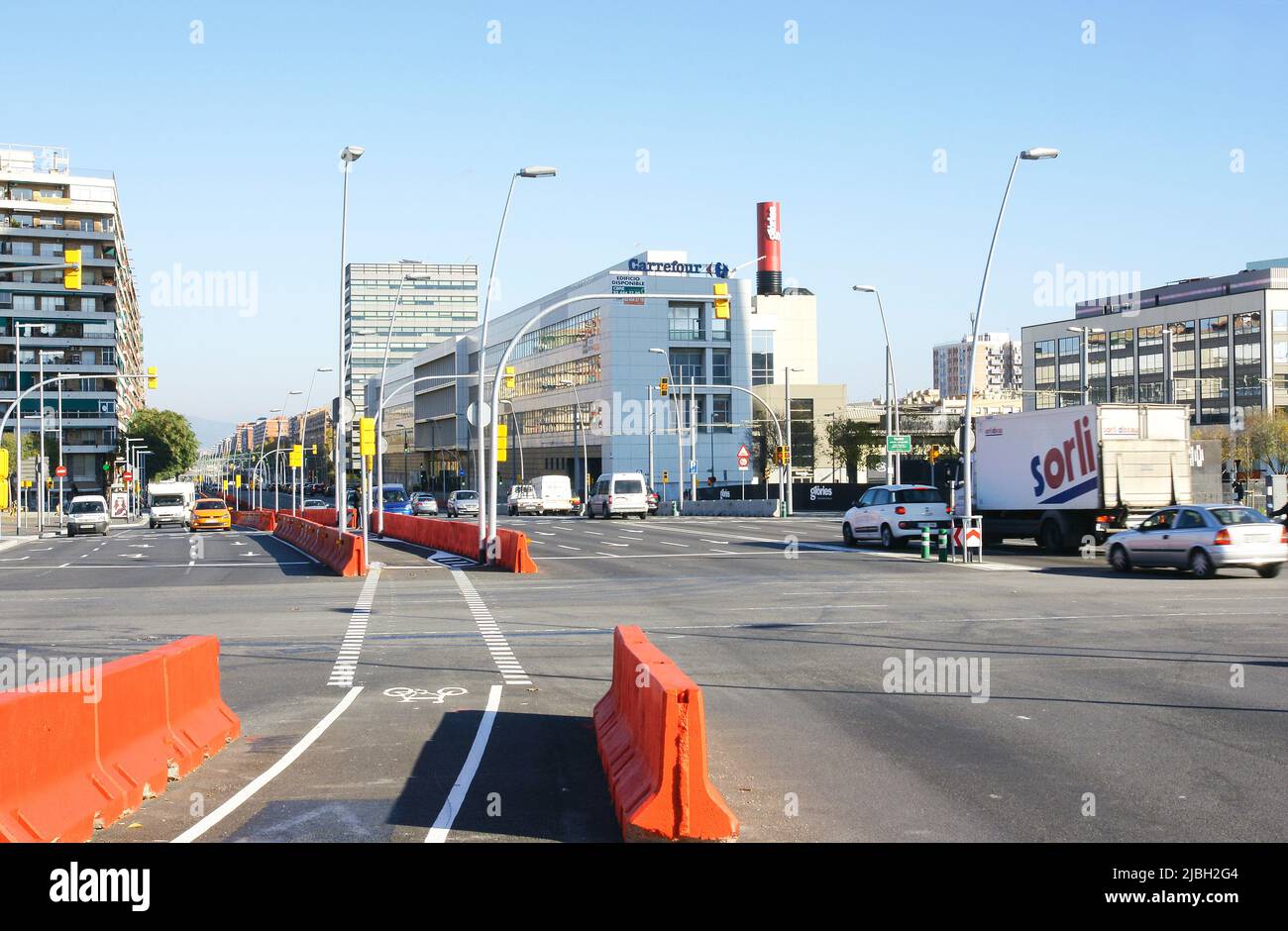 Provisorische Fahrradspur auf der Plaza de Les Glories, Barcelona, Katalonien, Spanien, Europa Stockfoto