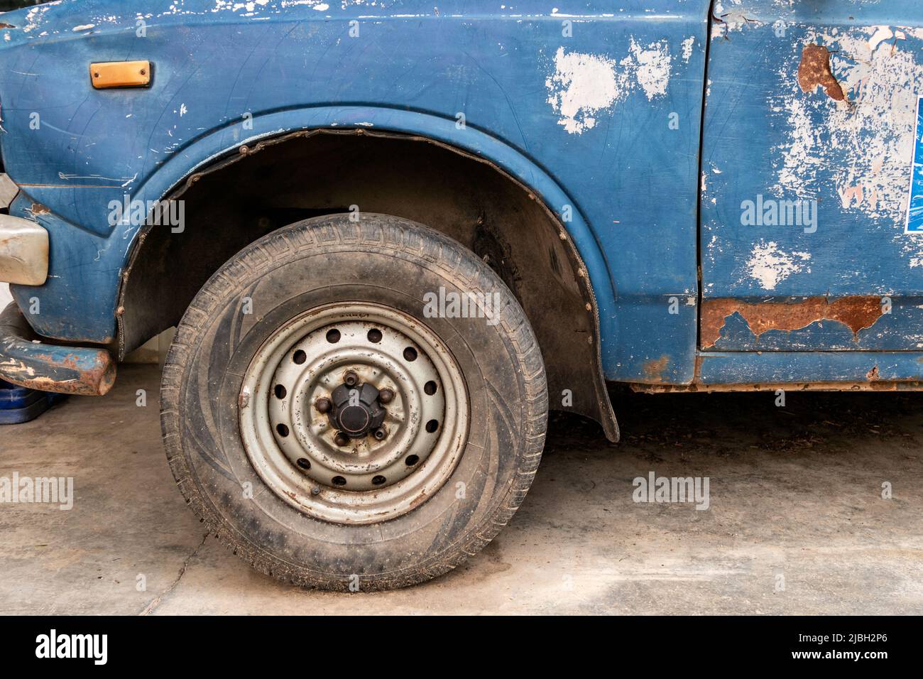 Antike Front von blauen Pickup mit Riss und Zerfall geparkt Stockfoto