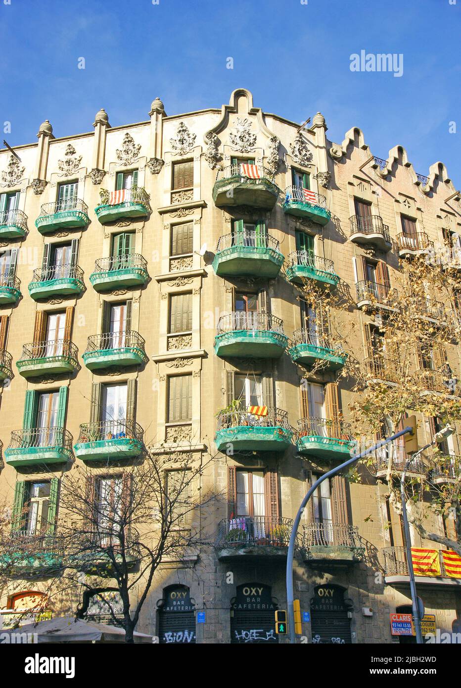 Fassade und Eckleiste eines typischen katalanischen Modernismus-Gebäudes in Barcelona, Katalonien, Spanien, Europa Stockfoto