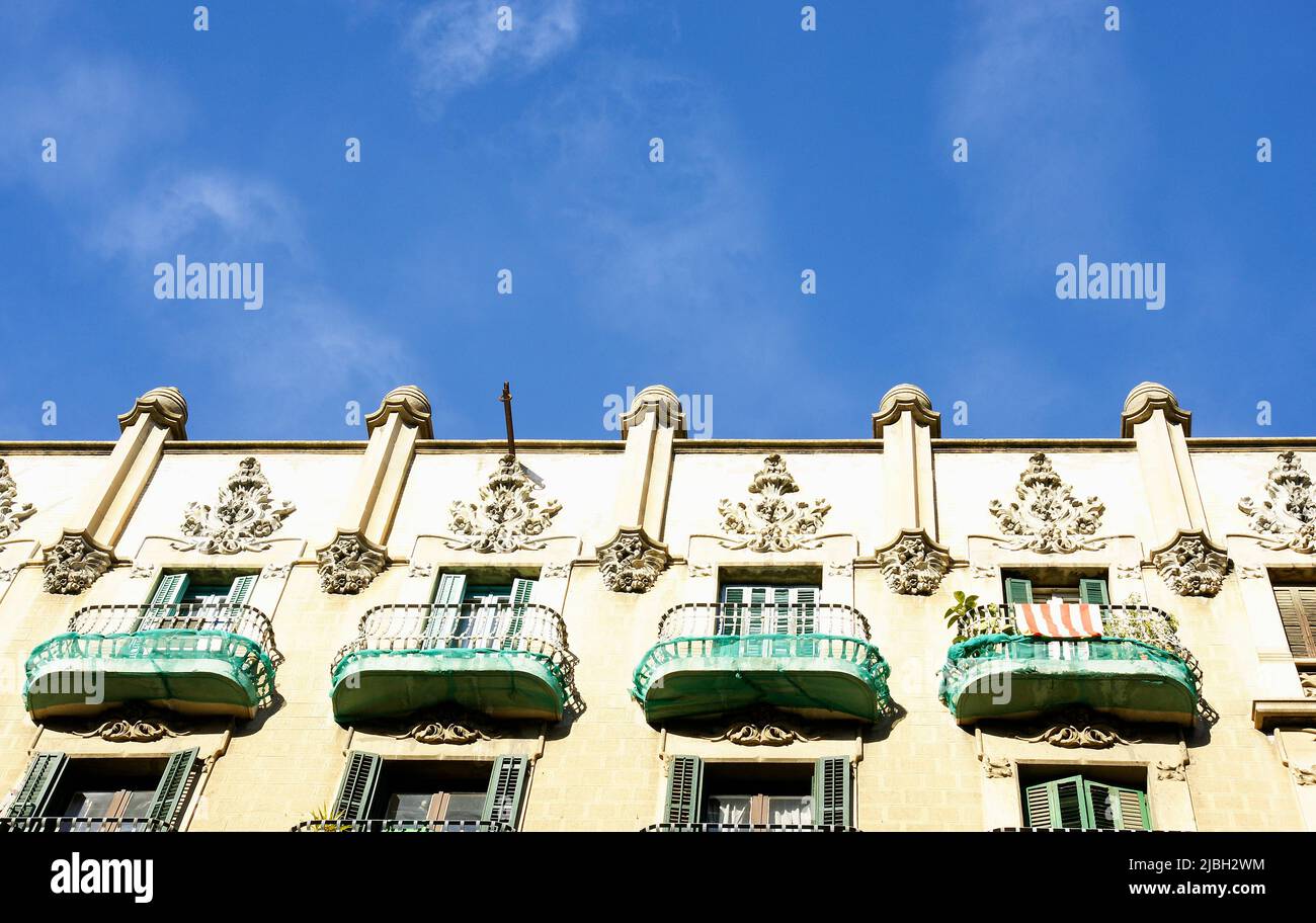 Fassade und Eckleiste eines typischen katalanischen Modernismus-Gebäudes in Barcelona, Katalonien, Spanien, Europa Stockfoto