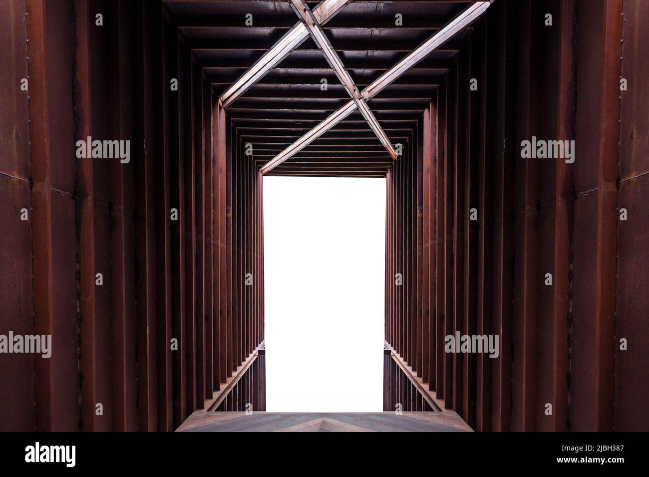 Leerer Eingang des rostigen Industrielagergebäudes Stockfoto