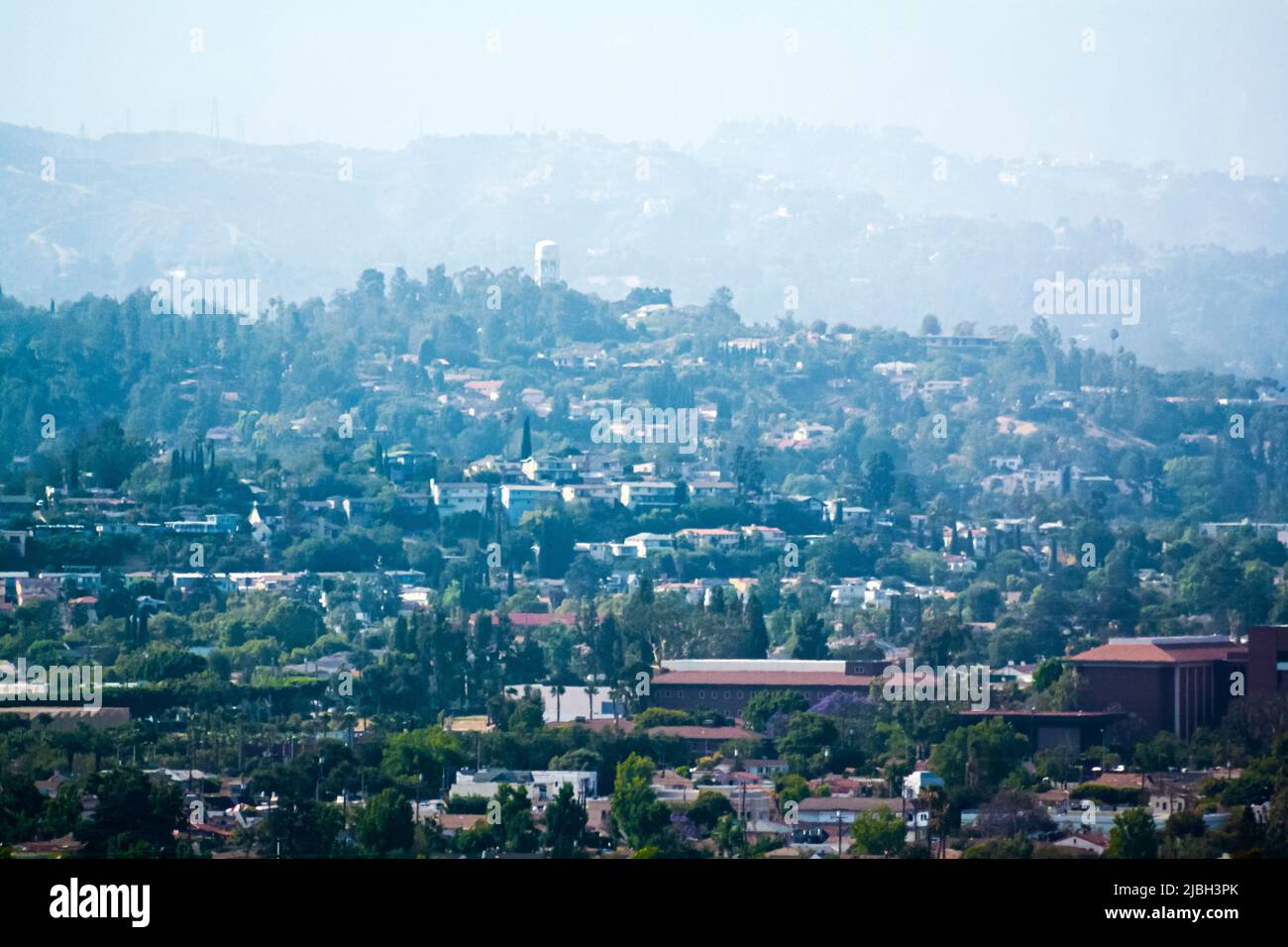 Smog über einer dichten Stadt Stockfoto