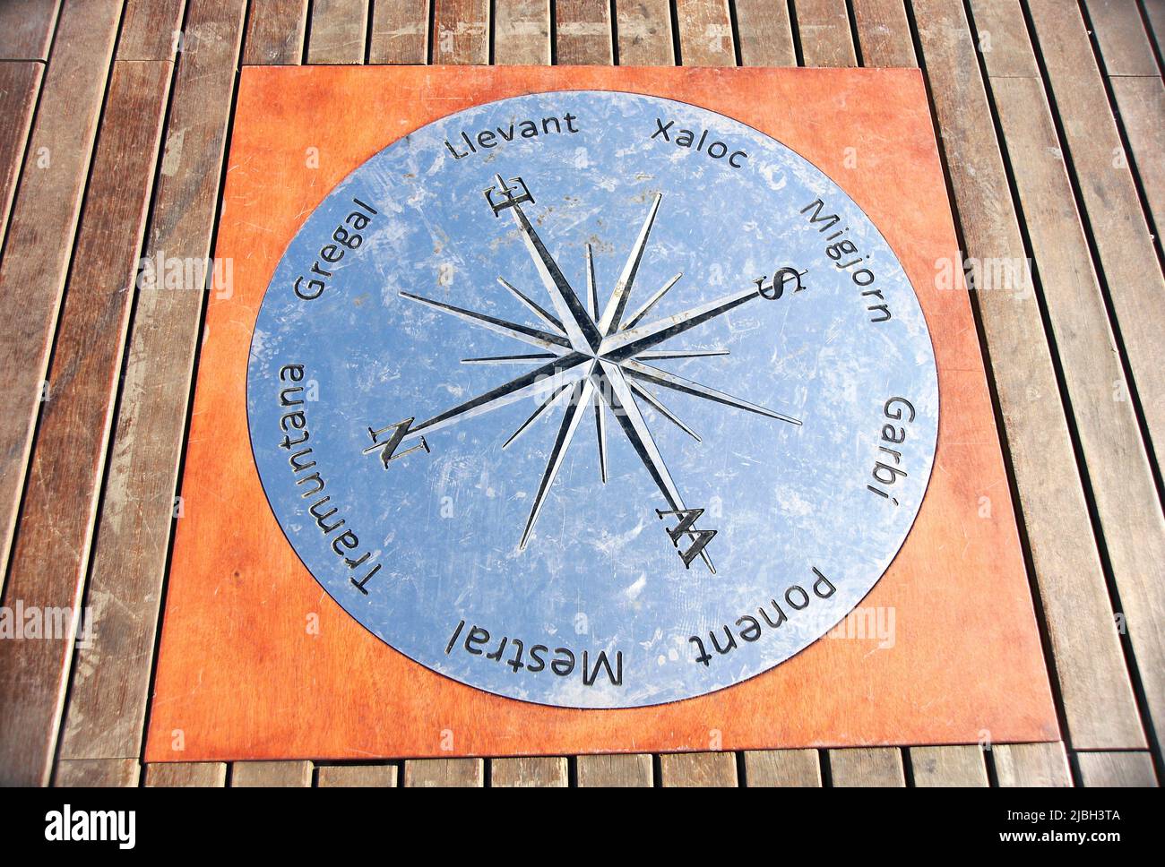 Rose der Winde des Bodens der Plattform des Aussichtspunktes der Puente del Petroleo am Strand von Badalona, Barcelona, Katalonien, Spanien Stockfoto