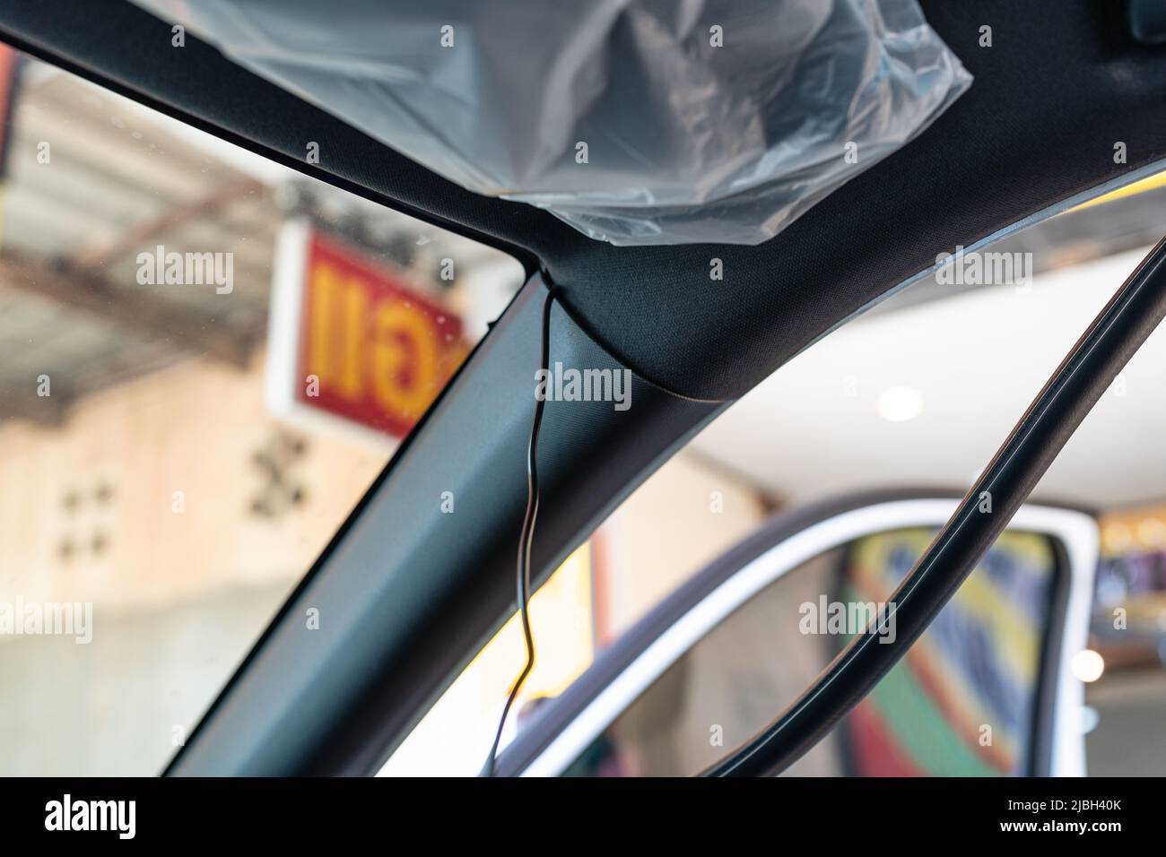 Installation des Drahtes der Dashcam oder des Videokameras-Recorders in der Autowerkstatt Stockfoto