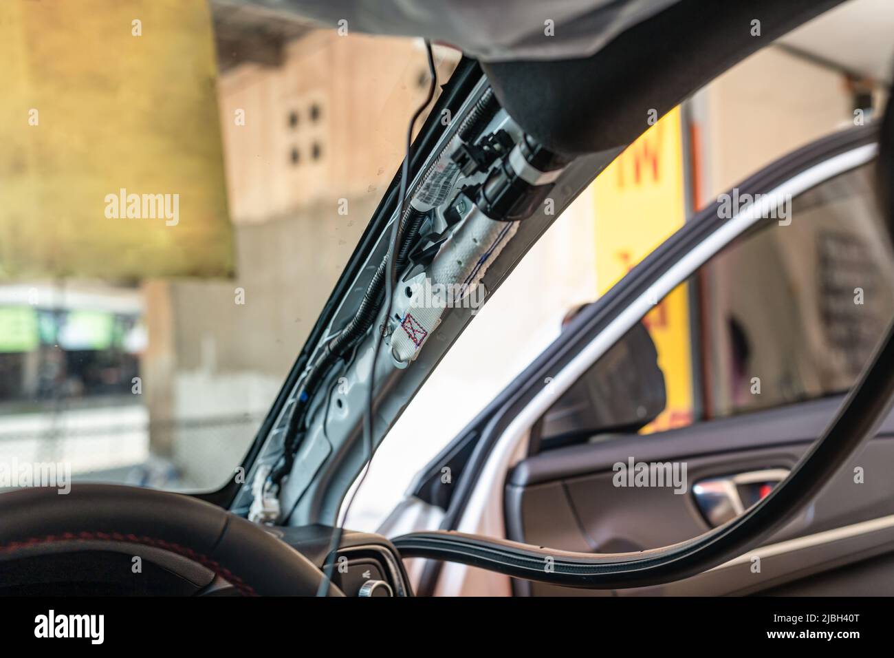 Installation des Drahtes der Dashcam oder des Videokameras-Recorders in der Autowerkstatt Stockfoto