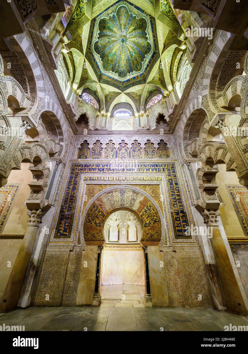 Das mosaikverzierte Mihrab (Mitte) und die verschränken Bögen der Maqsura (links und rechts) in der Erweiterung, die von al-Hakam II. Nach 961 - Mezq hinzugefügt wurde Stockfoto
