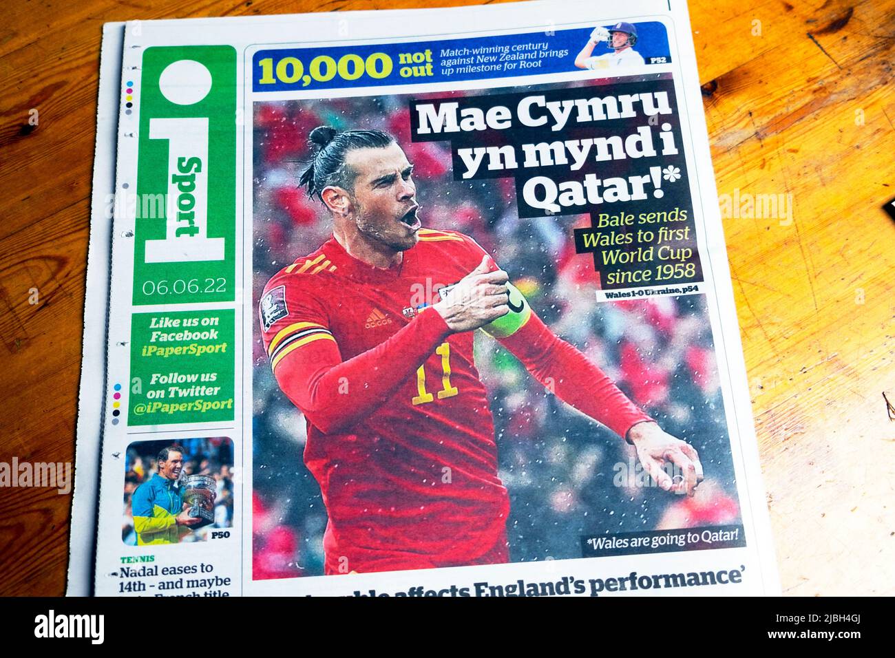 Wales gewinnt gegen den ukrainischen Fußball Gareth Bale Cymru, der nach Katar fährt, und die Schlagzeile der Zeitung „qatar i“ auf der Sportseite 6. Juni 2022, nachdem er das Tor London UK gewonnen hat Stockfoto
