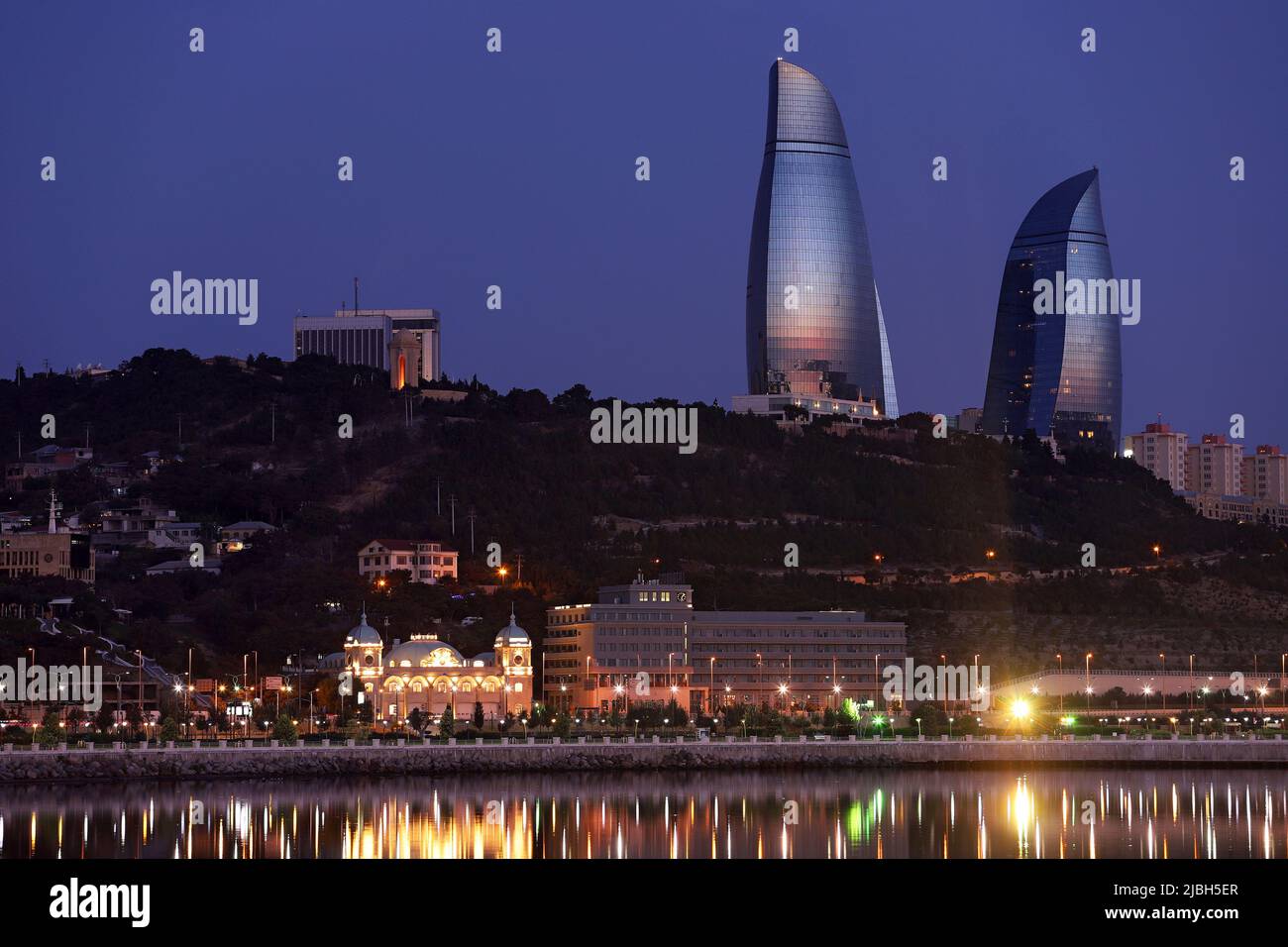 Baku. Aserbaidschan. 09.26.2020 Jahre. Abendpanorama der Innenstadt. Stockfoto