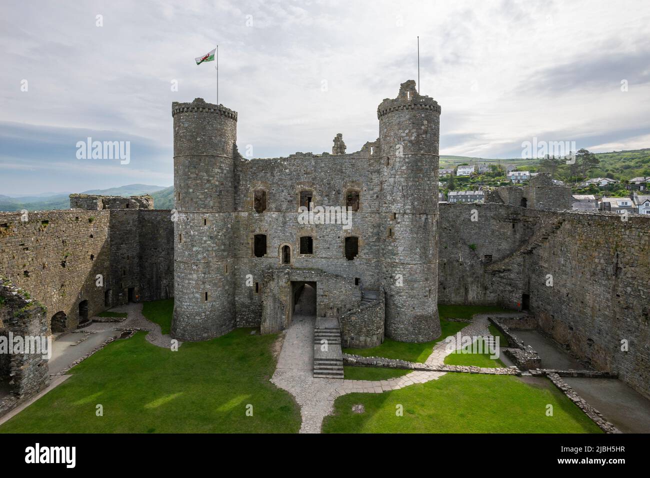 Der Innenhof und das Torhaus in Harlech Castle, Gwynedd, Nordwales. Stockfoto
