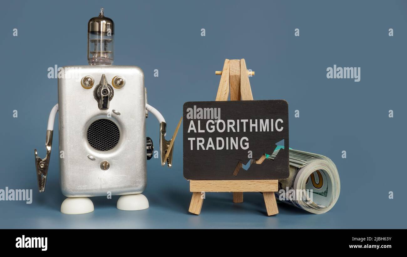 Der Roboter zeigt auf ein Schild mit der Aufschrift algorithmischer Handel. Stockfoto