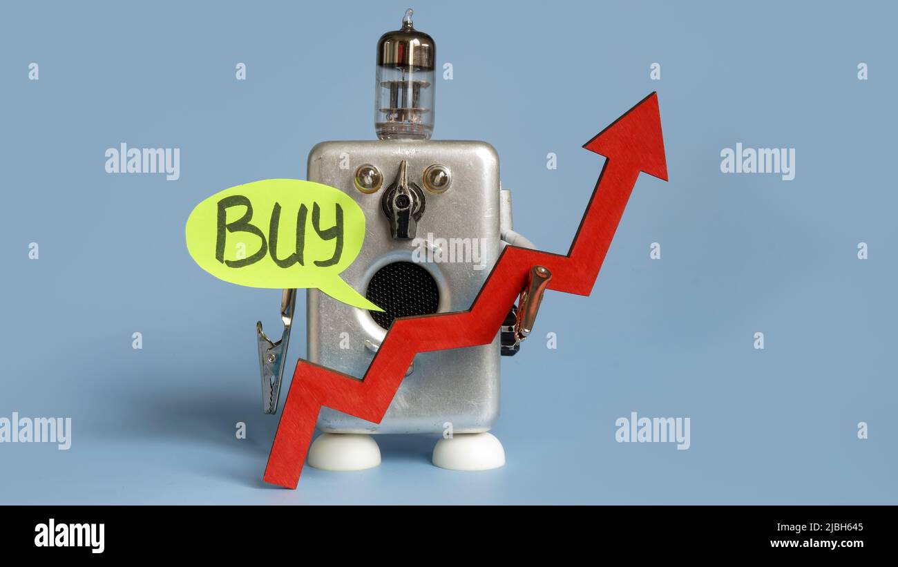Der Roboter hält einen aufsteigenden Pfeil und ein Kaufzeichen. Stockfoto