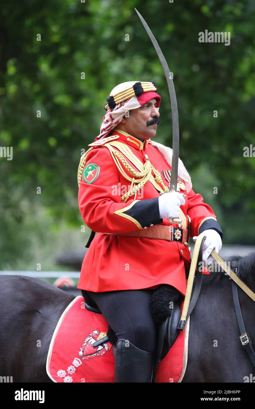 Bahrainische Verteidigungskräfte von Bahrain bei den Feierlichkeiten zum Platin-Jubiläum der Königin in der Mall, London 2022. Stockfoto