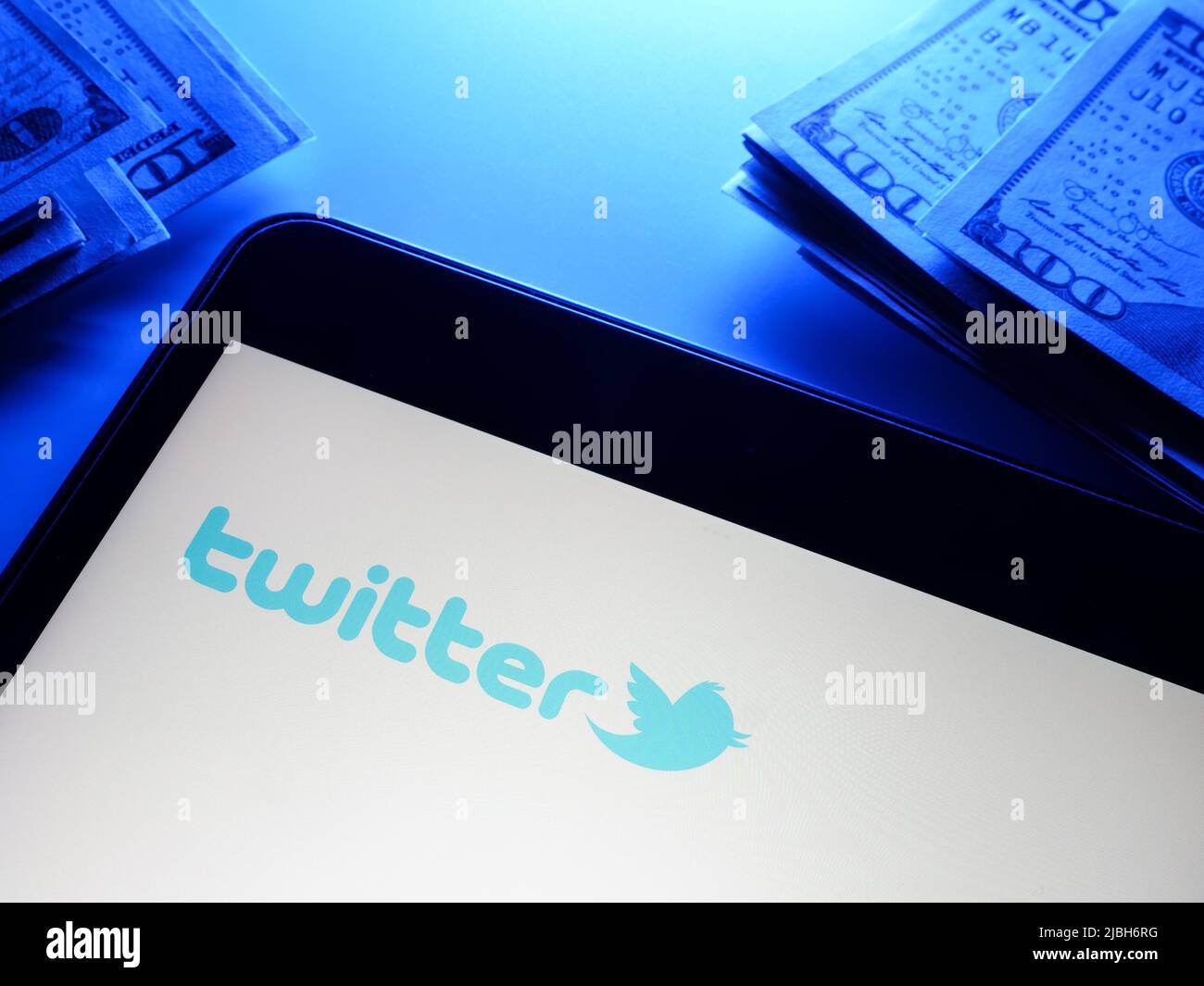 KIEW, UKRAINE - 04. Mai 2022. Twitter-Logo auf dem Bildschirm und Geld. Stockfoto