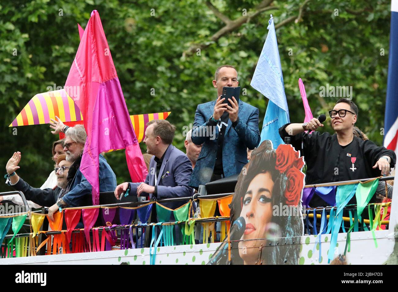 (L bis R) Martin Steven Lewis ist ein englischer Finanzjournalist und Sender. Lewis gründete die Website MoneySavingExpert.com. Kowkhyn Wan, bekannt als Gok Wan, ist ein britischer Modeberater, Autor, Fernsehmoderator, Schauspieler, DJ, Küchenchef und Eventmanager. Beide befinden sich in einem offenen Bus am Platinum Jubilee Pageant 2022 in der Mall, London Stockfoto