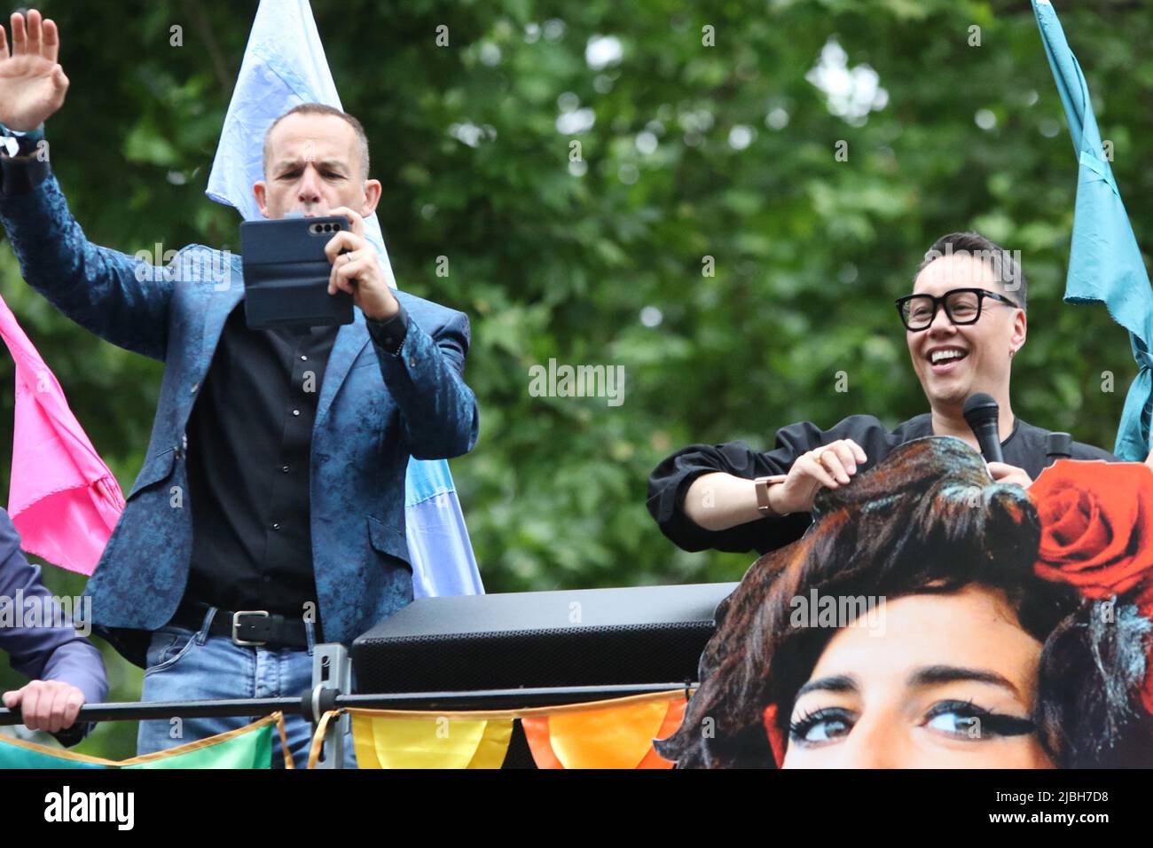 (L bis R) Martin Steven Lewis ist ein englischer Finanzjournalist und Sender. Lewis gründete die Website MoneySavingExpert.com. Kowkhyn Wan, bekannt als Gok Wan, ist ein britischer Modeberater, Autor, Fernsehmoderator, Schauspieler, DJ, Küchenchef und Eventmanager. Beide befinden sich in einem offenen Bus am Platinum Jubilee Pageant 2022 in der Mall, London Stockfoto