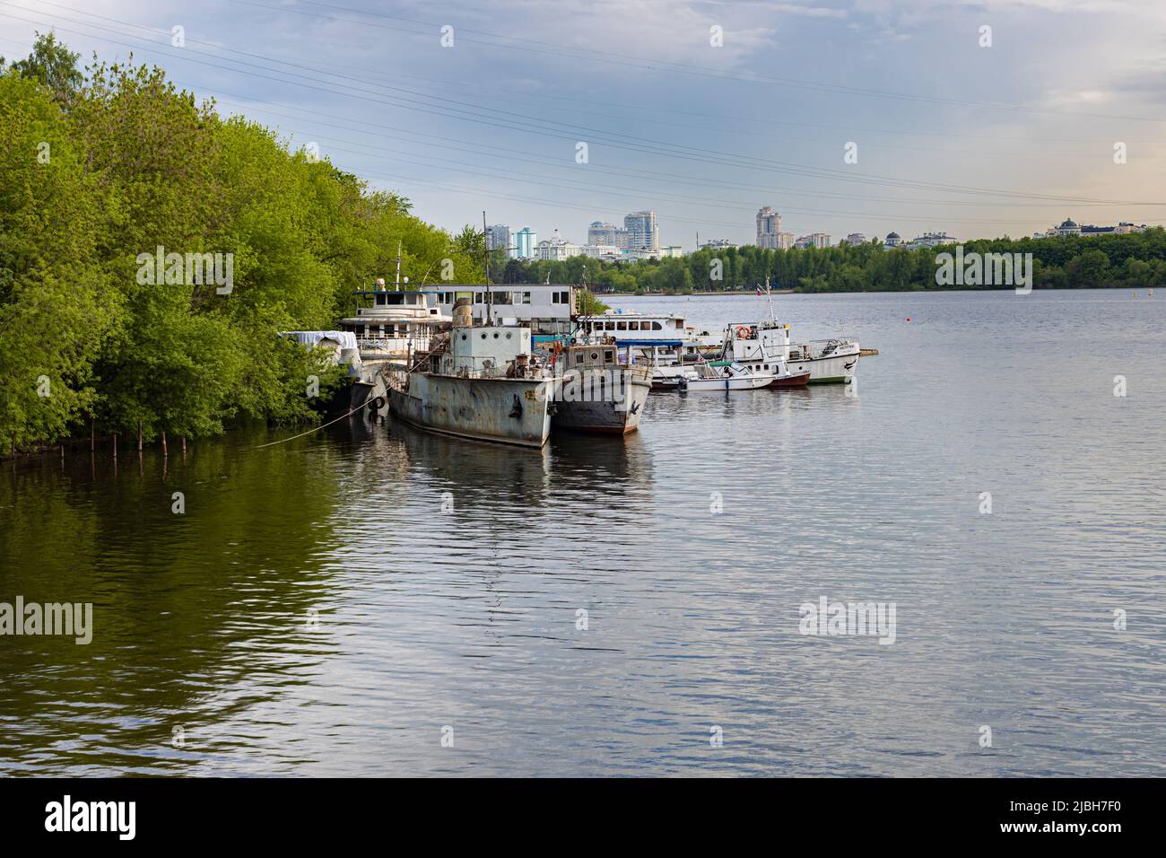 Moskau, Russland - 03. Juni 2022: Altes Boot am Ufer Stockfoto